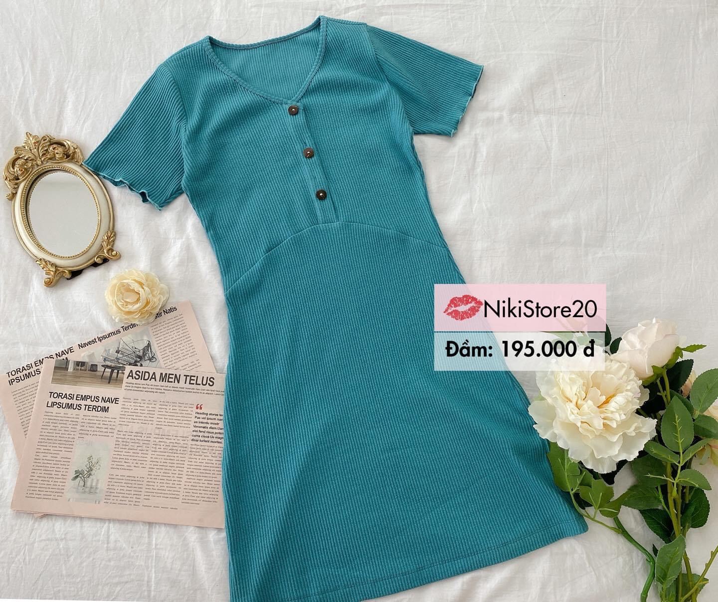 Váy cưới xòe đuôi cá trễ vai màu xanh dương đậm đính ngọc trai