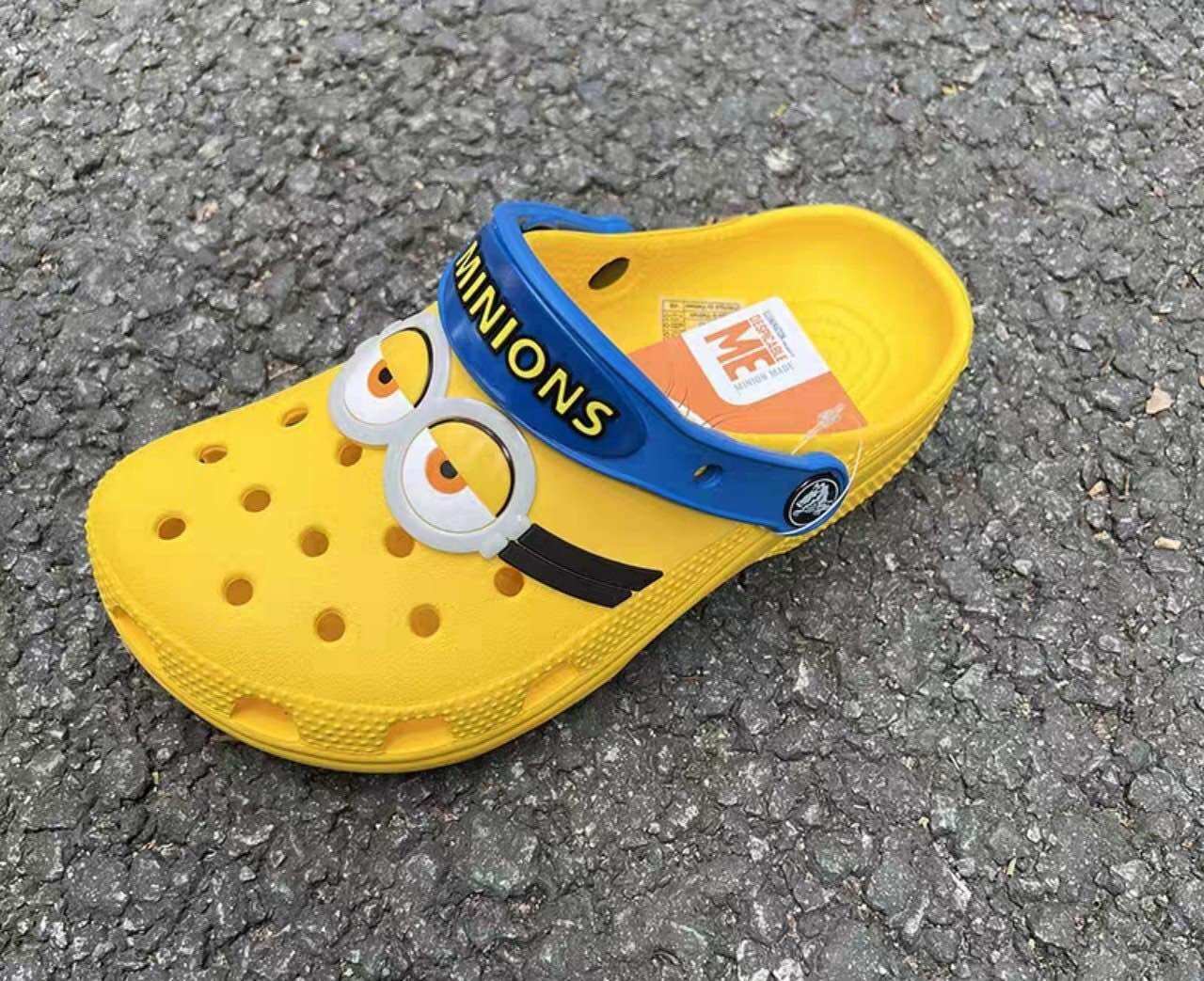Sục trẻ em disney minions xuất xịn chính hãng. C.roc.s shoes giầy dép thời trang nam nữ xuất khẩu xịn. Giầy dép crocs đi mưa
