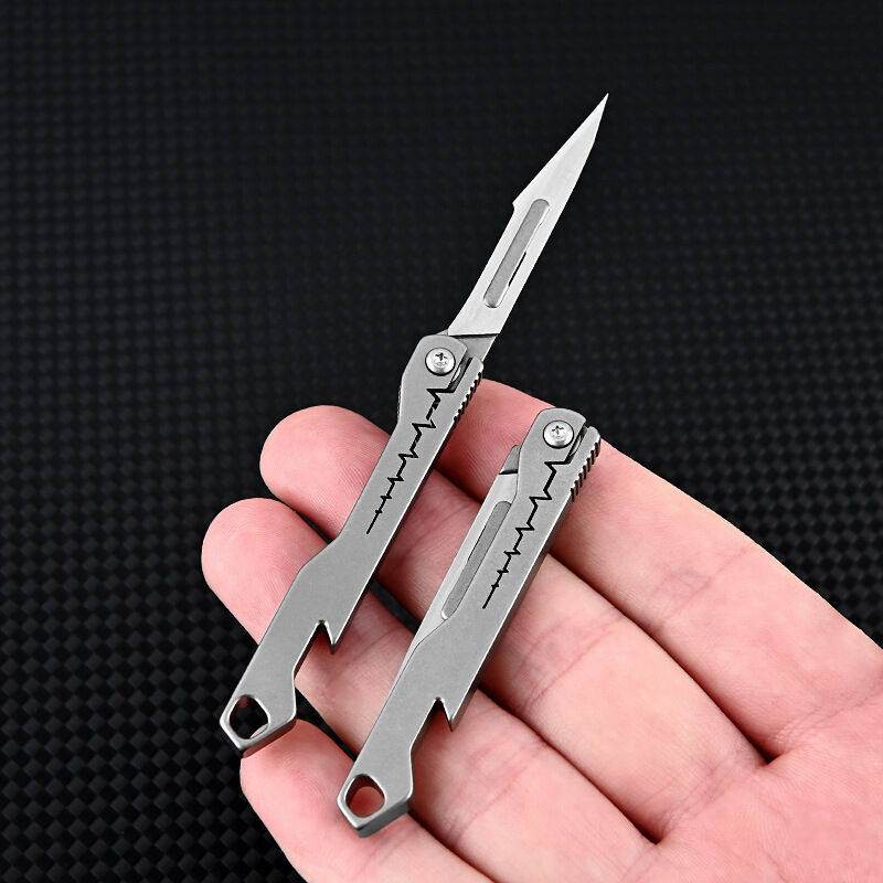 Móc khóa mini titanium có ngàm khui bia sử dụng lưỡi mổ số 11