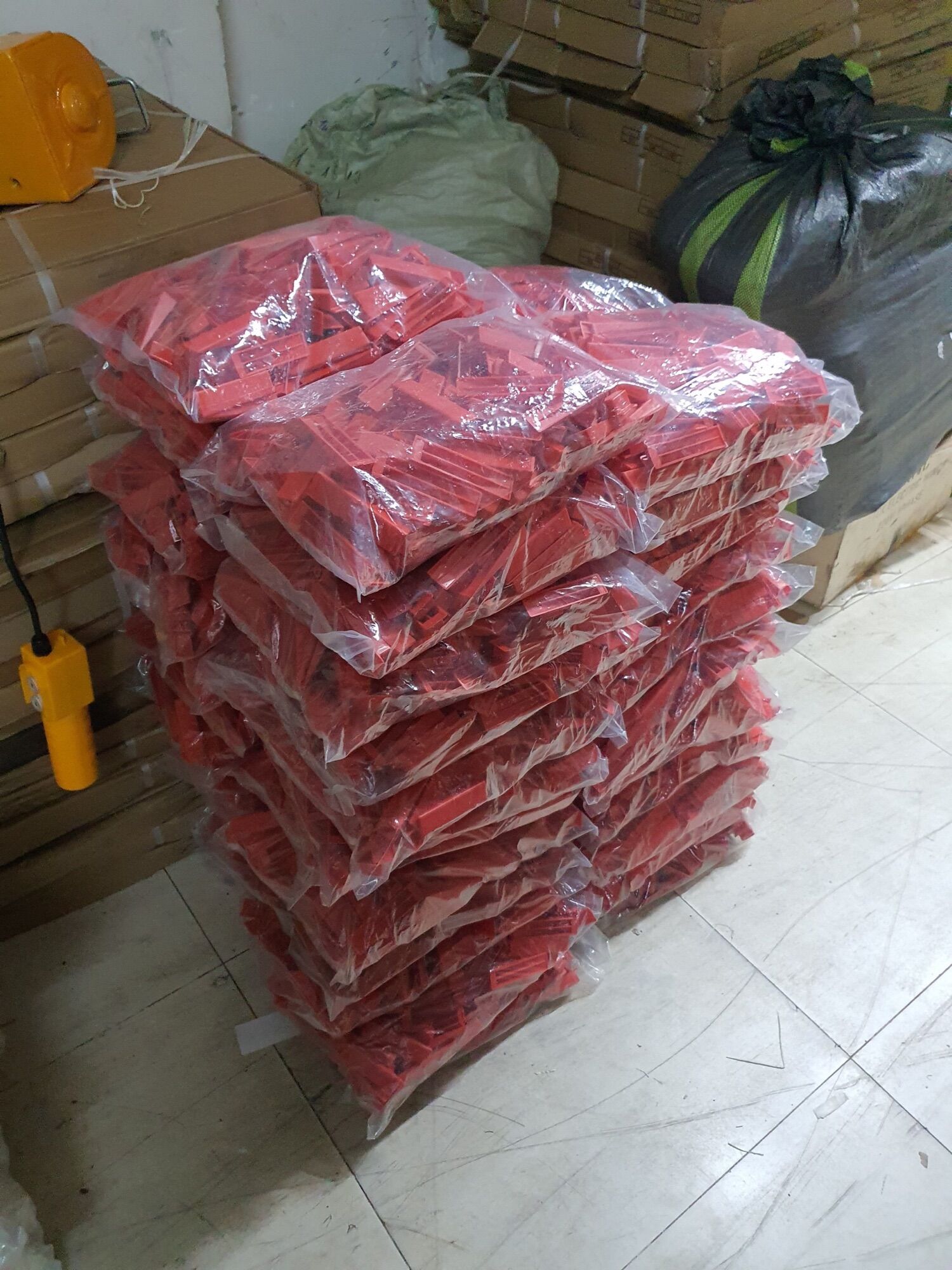 Ke nêm đỏ ốp lát gạch ( bịch 1kg)