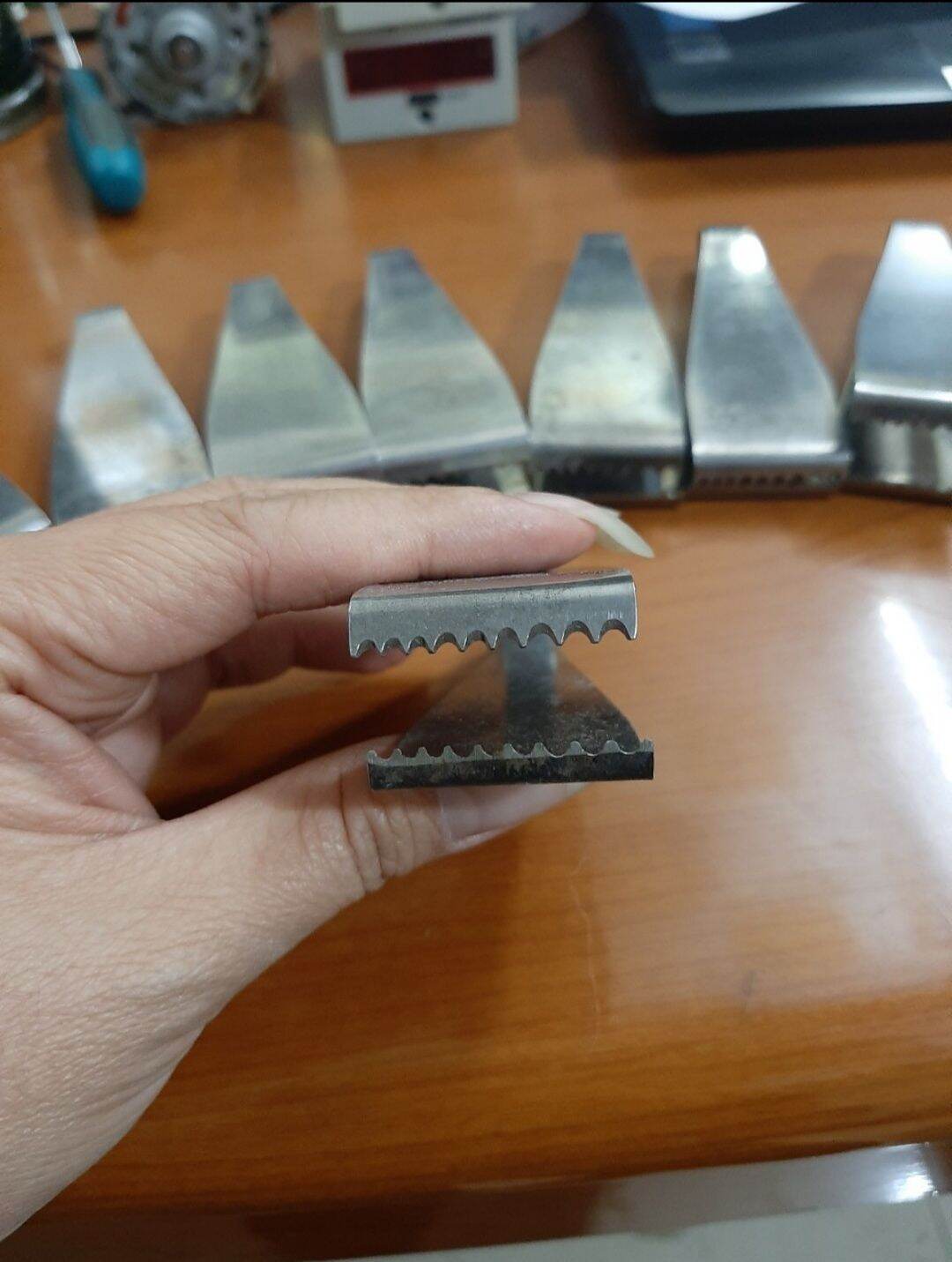 NHÍP CẠO MEN DÂY ĐỒNG LƯỠI RĂNG CƯA