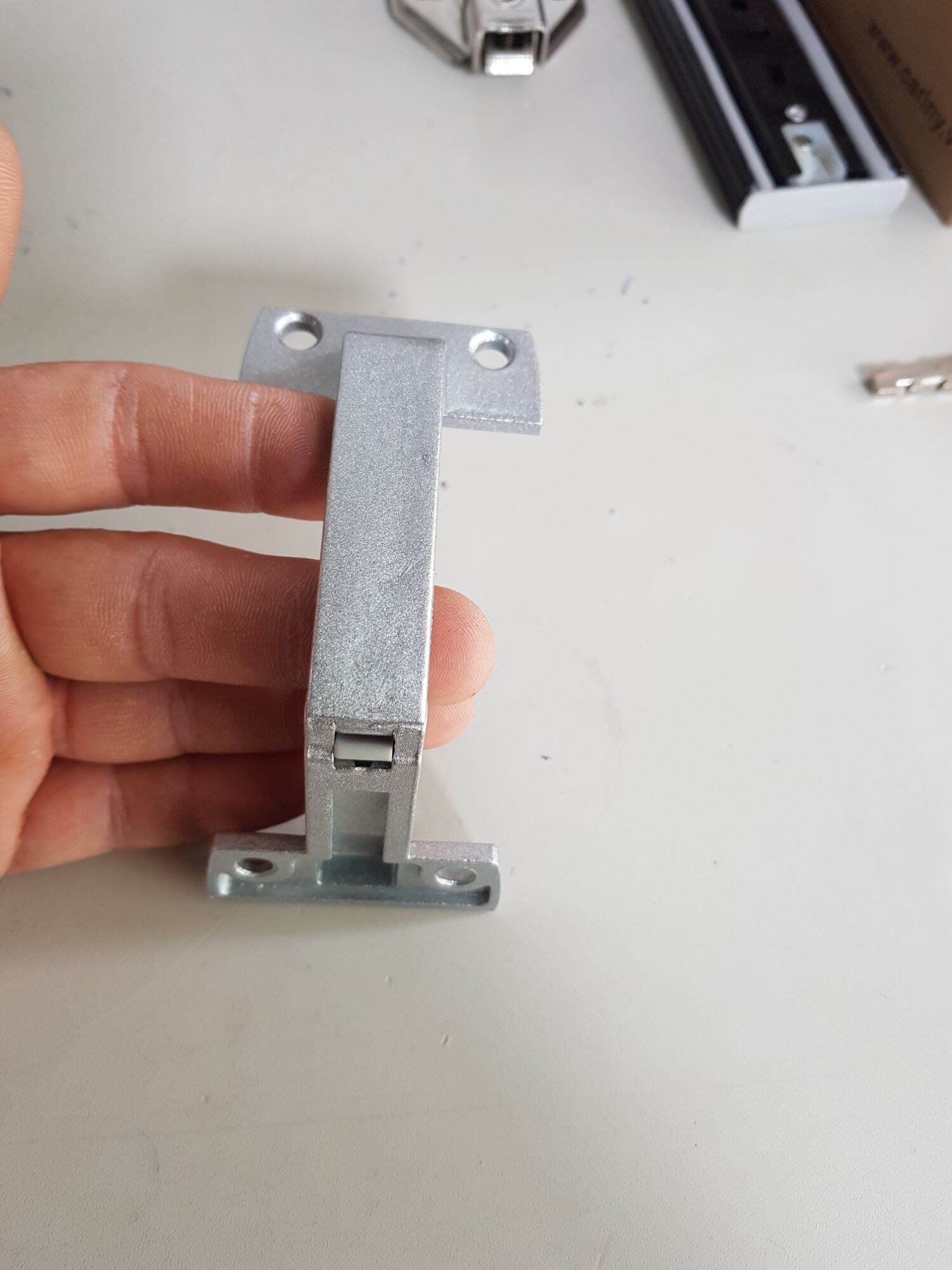 Bản lề nối cánh phẳng tủ bếp trên