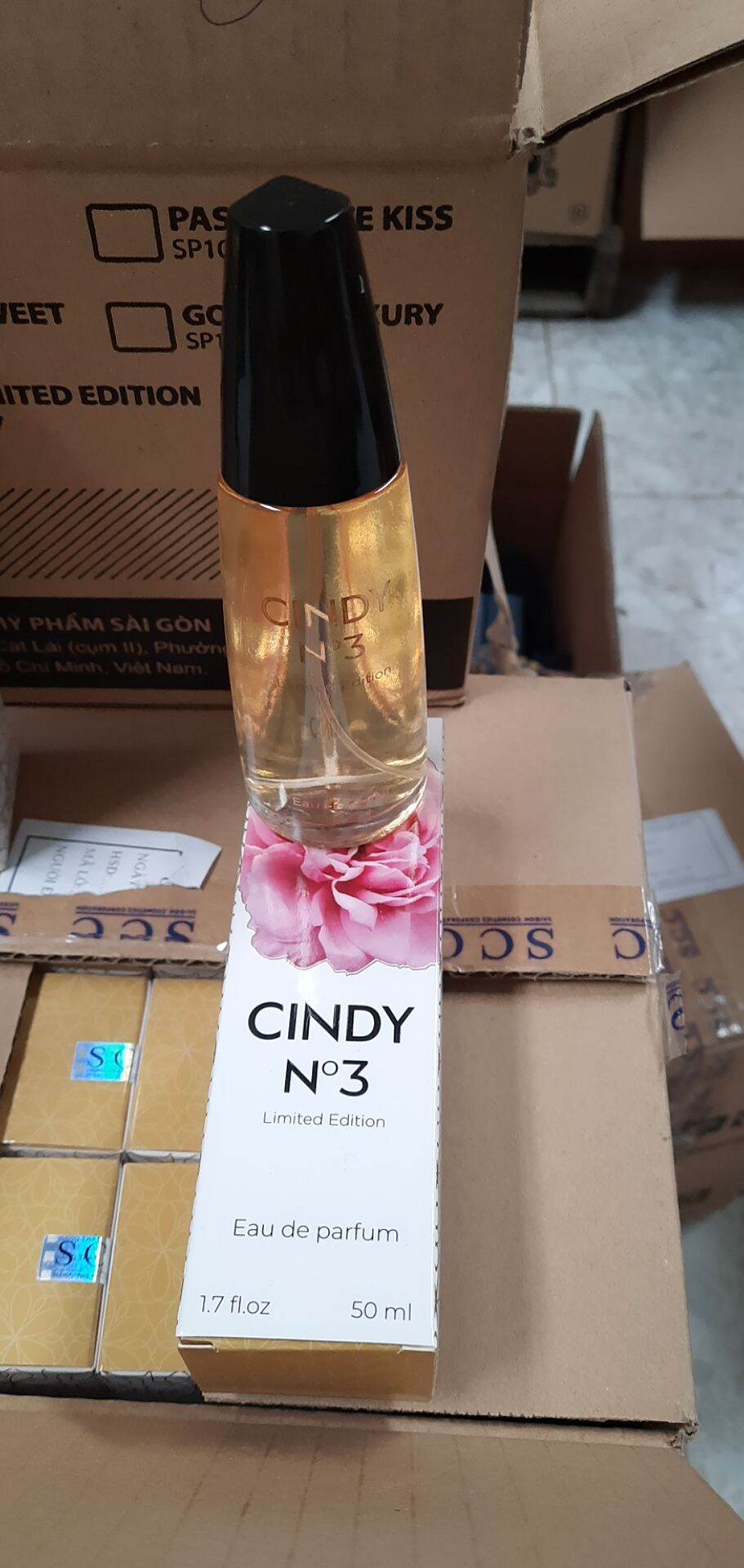 nước hoa cindy phiên bản giới hạn N03Hương thơm Cindy Classic tạo một cảm xúc nồng nàn rất riêng với hương đầu là sự kết hợp của cam bergamot, quả quýt và hương cây cỏ xanh tươi.
Hương giữa quyến rũ đầy nữ tính qua sự kết hợp của hương hoa lài, hồng và ng