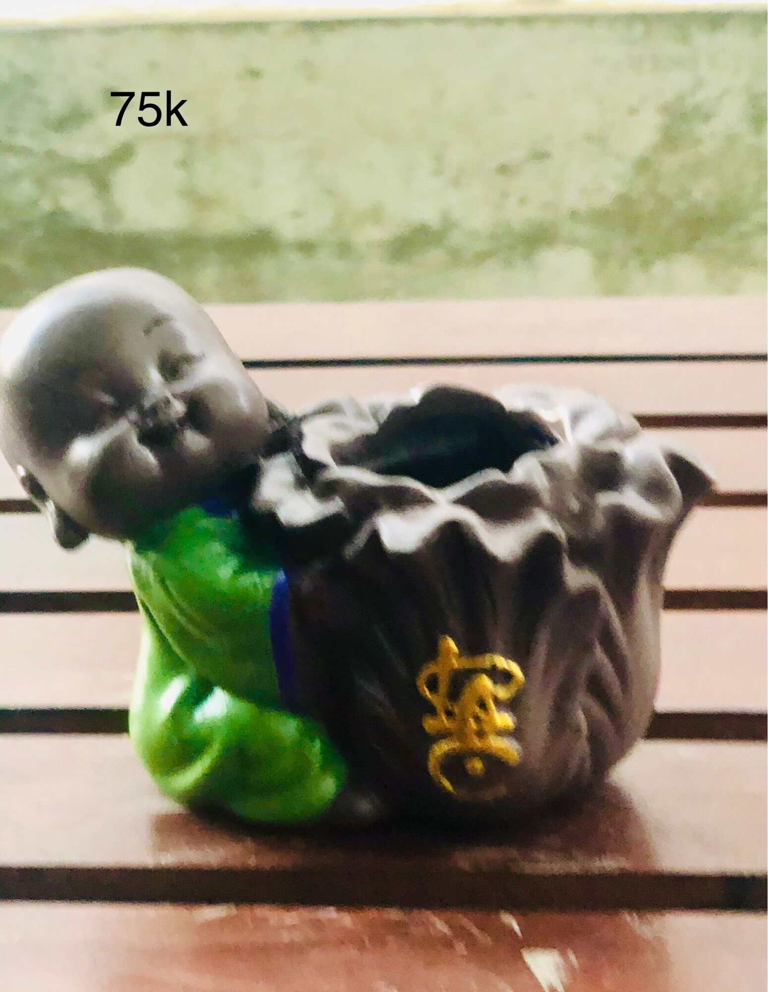 Tượng chú tiểu ôm chậu cây phong thuỷ