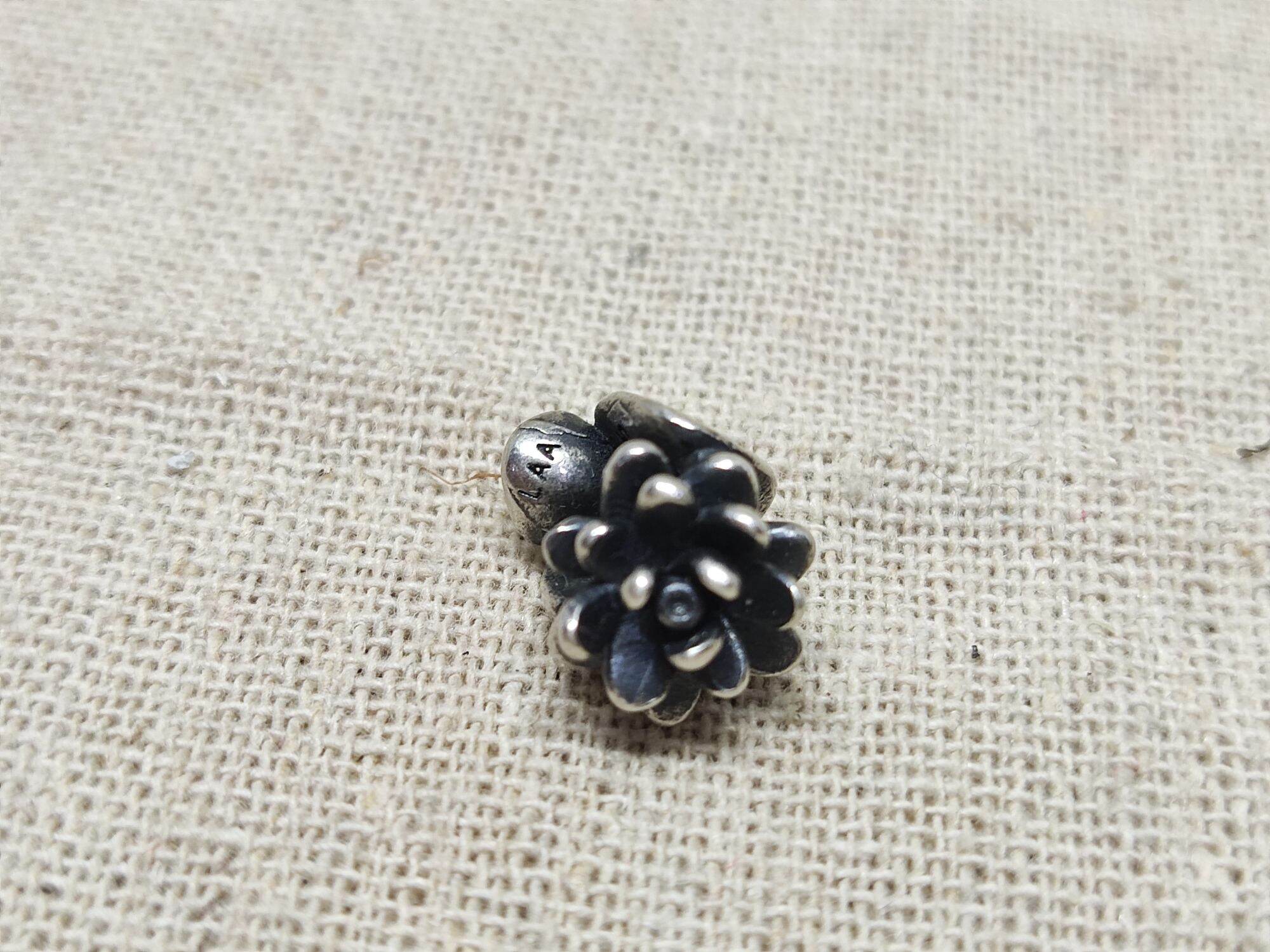 GauBee Charm bạc 925 hoa sen bạc tb - hoa tháng 7