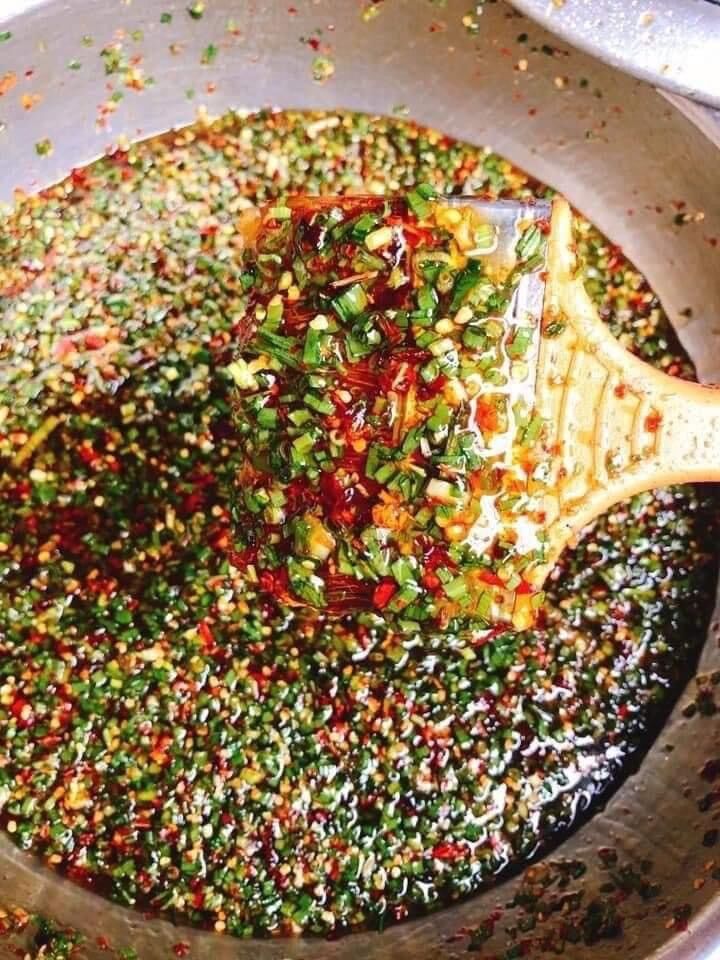 Cơm cháy mắm hành.