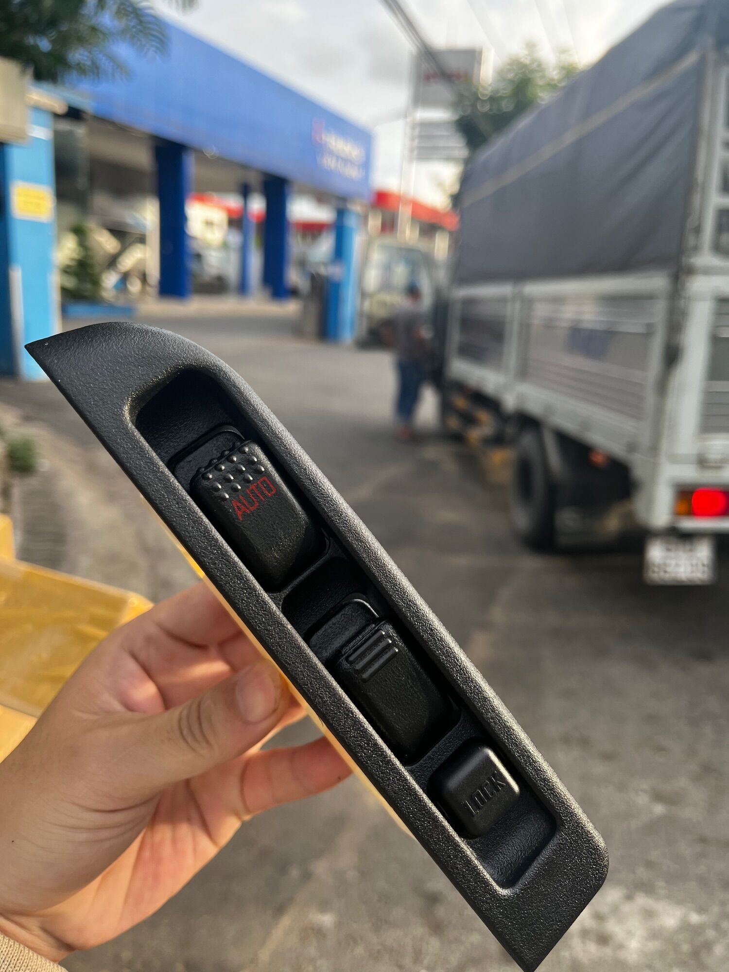 Công tấc bấm kính isuzu qkr , nhr, npr 12v ,24v ,công tấc nâng hạ cửa kính