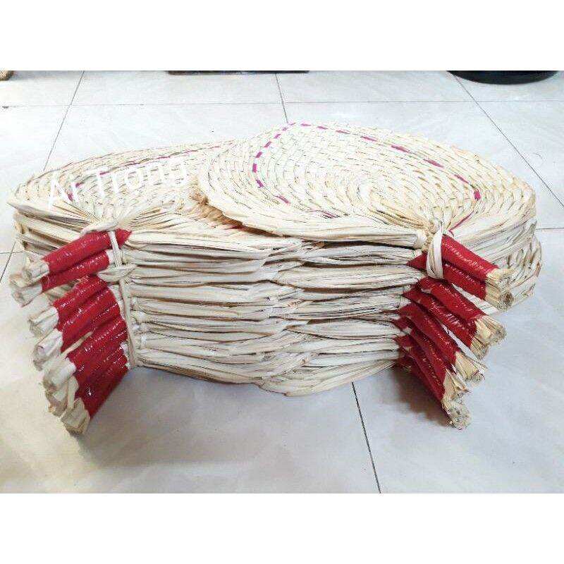 Quạt nan bằng lá đan thủ công