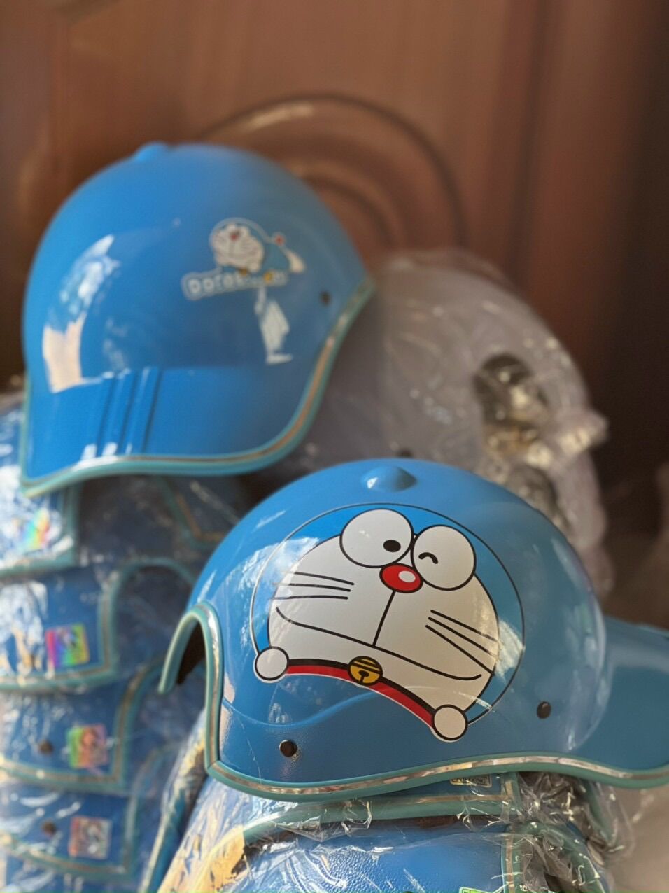 Nón bảo hiểm lưỡi trai hình doremon