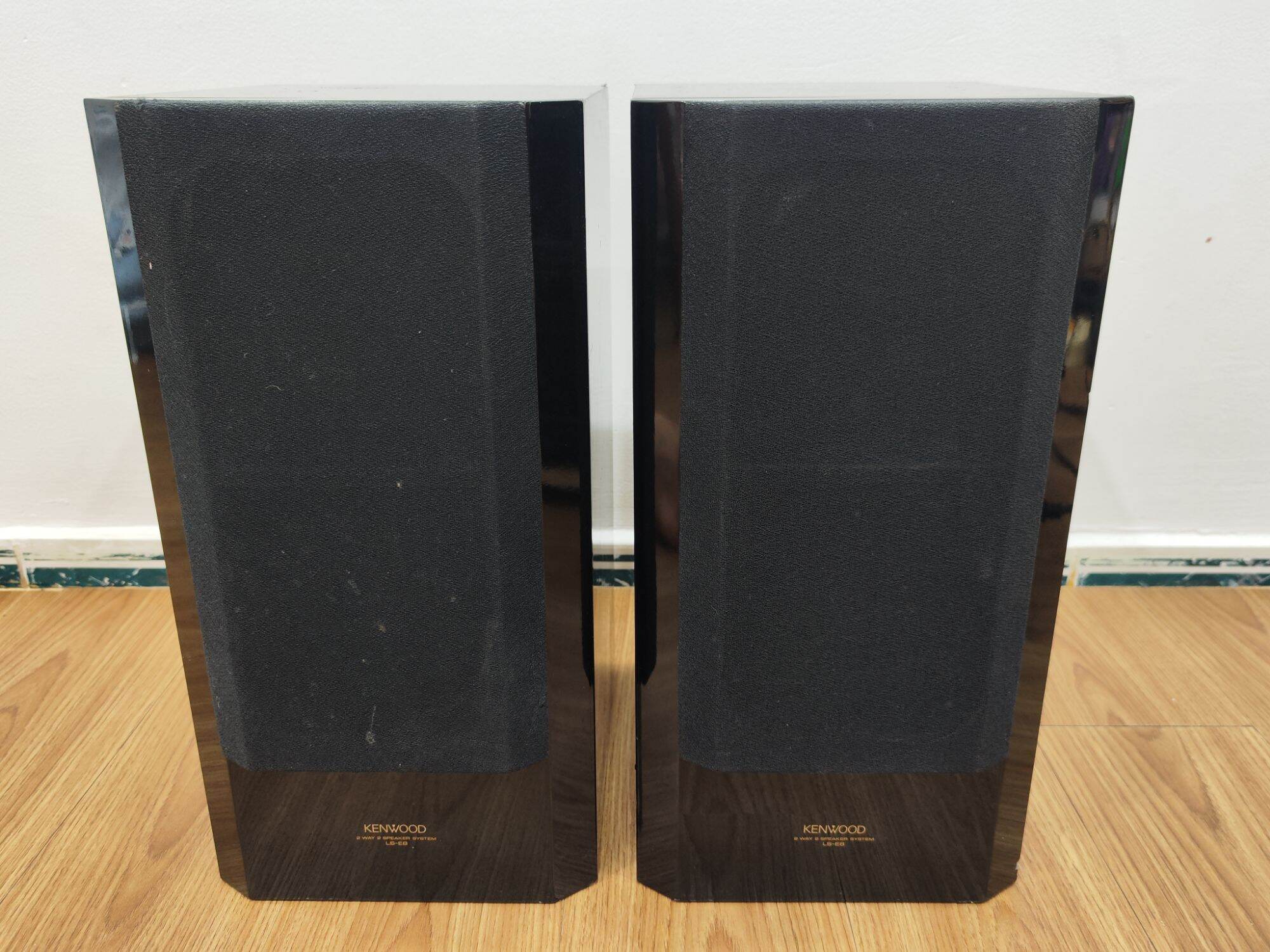 Đôi loa Bookshelf Kenwood E8 màu đen piano made in japan