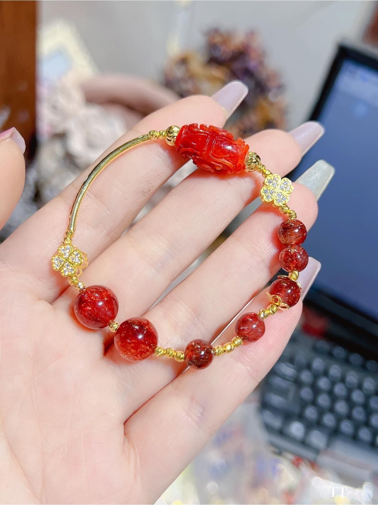 Vòng tay thạch anh tóc đỏ mix charm vàng tây và lu thống tài lộc, vòng tay đá phong thuỷ tự nhiên, đủ bill, phiéu bảo hành sản phẩm