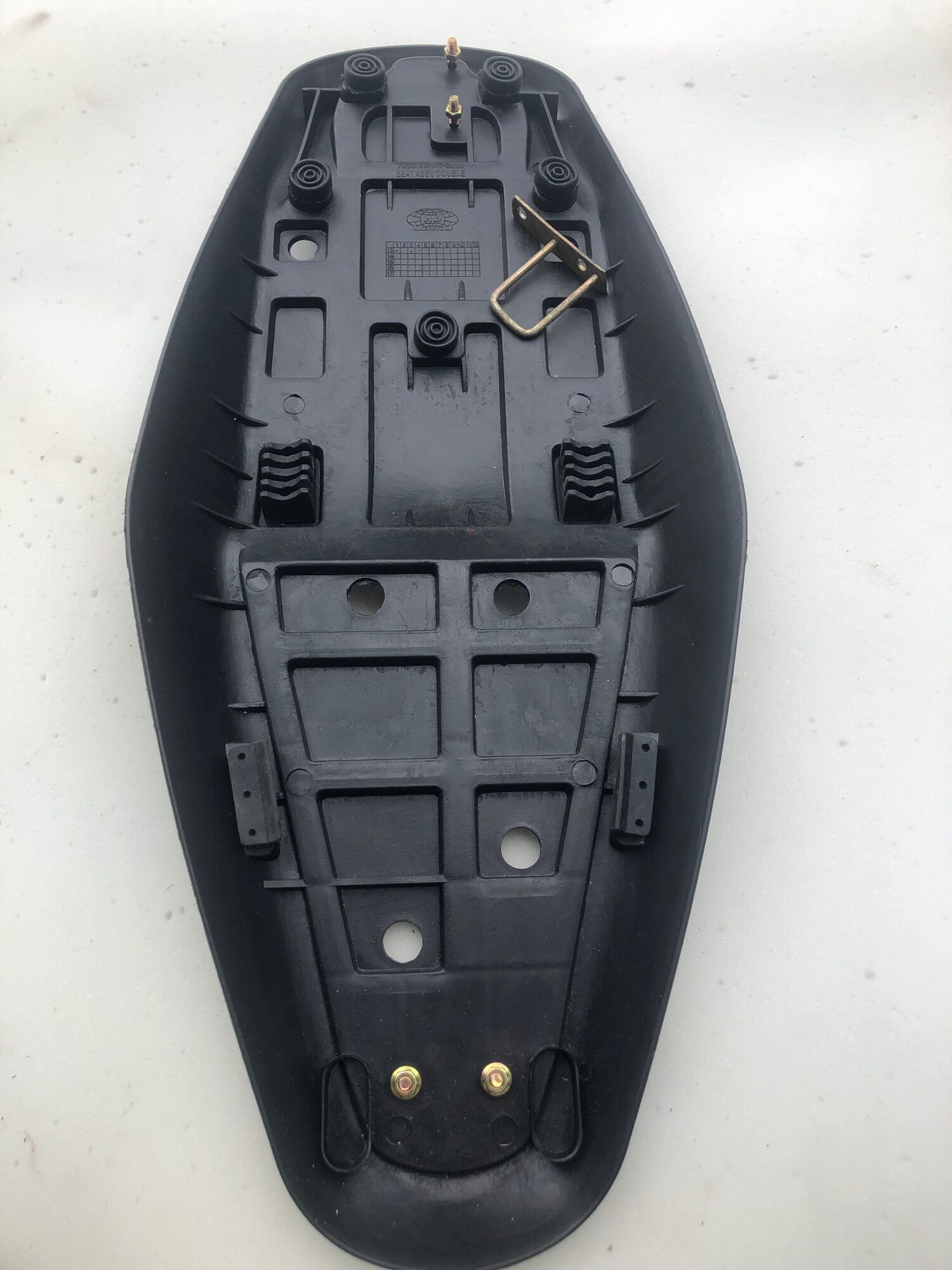 Đế Yên Xe Sirius Nhựa Đúc Chuẩn