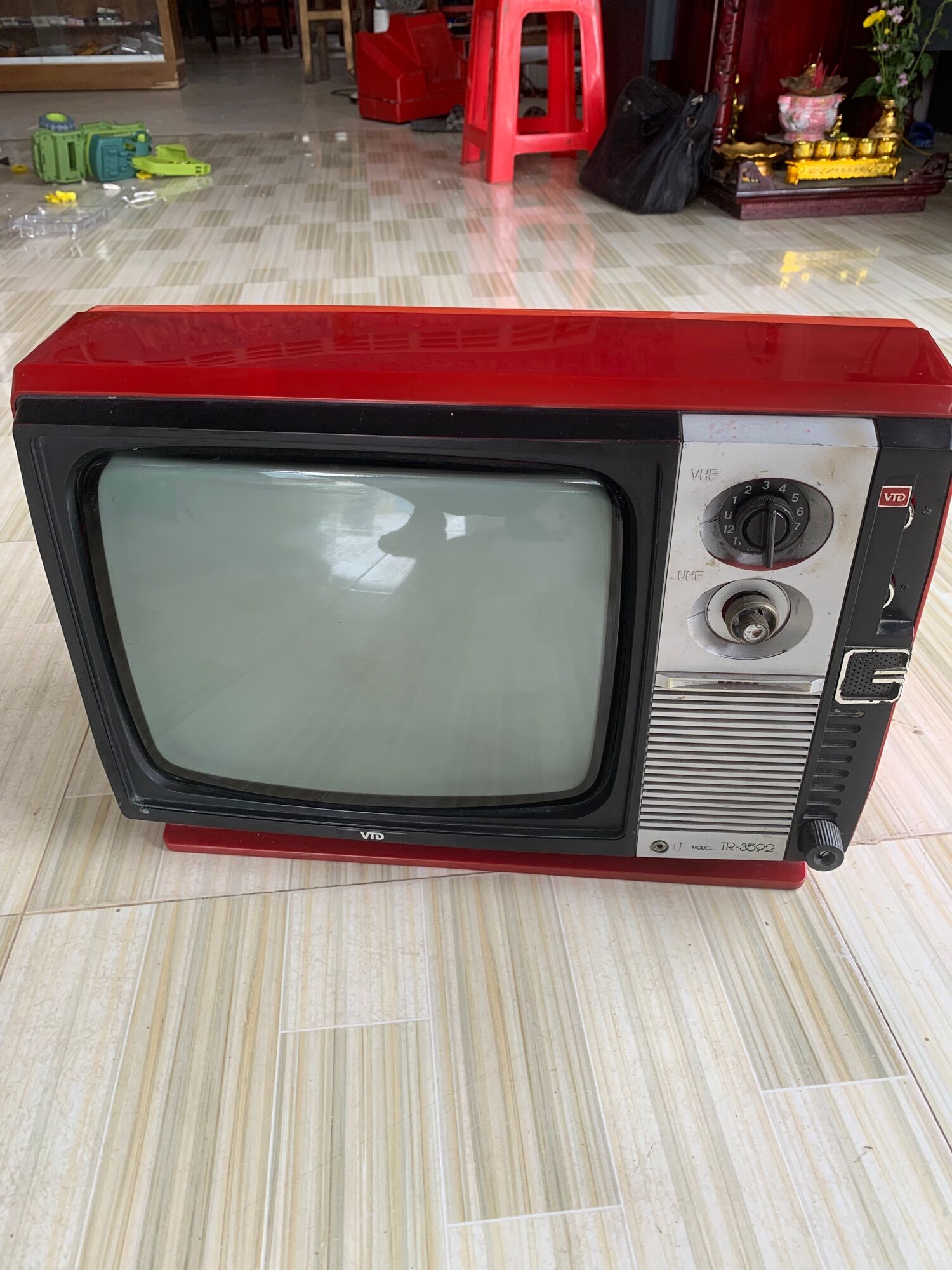 Tivi đỏ xưa trưng bày 14in