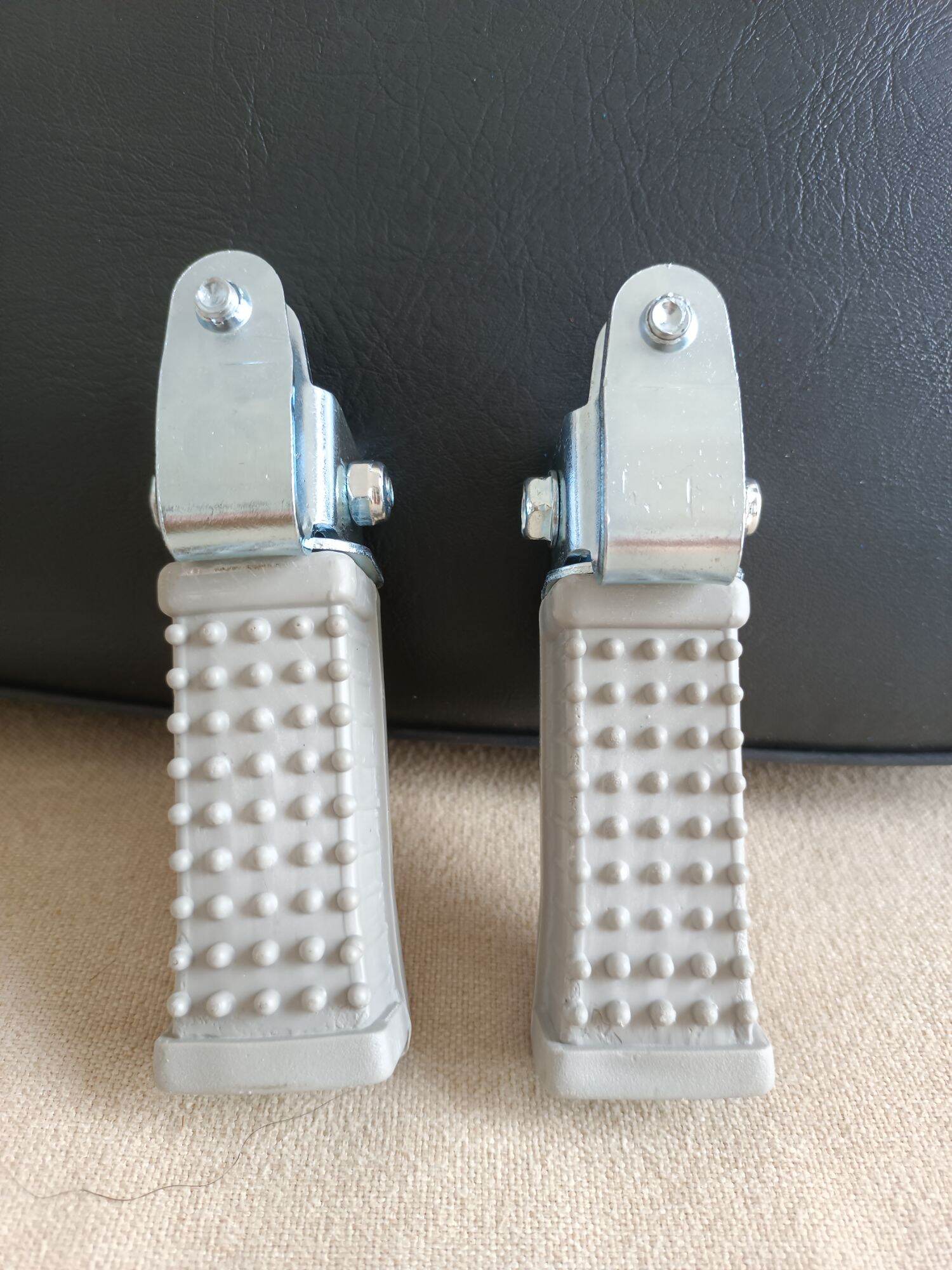 Gác chân xe đạp, gác để chân sau xe đạp bắt sườn , hàng giao y hình