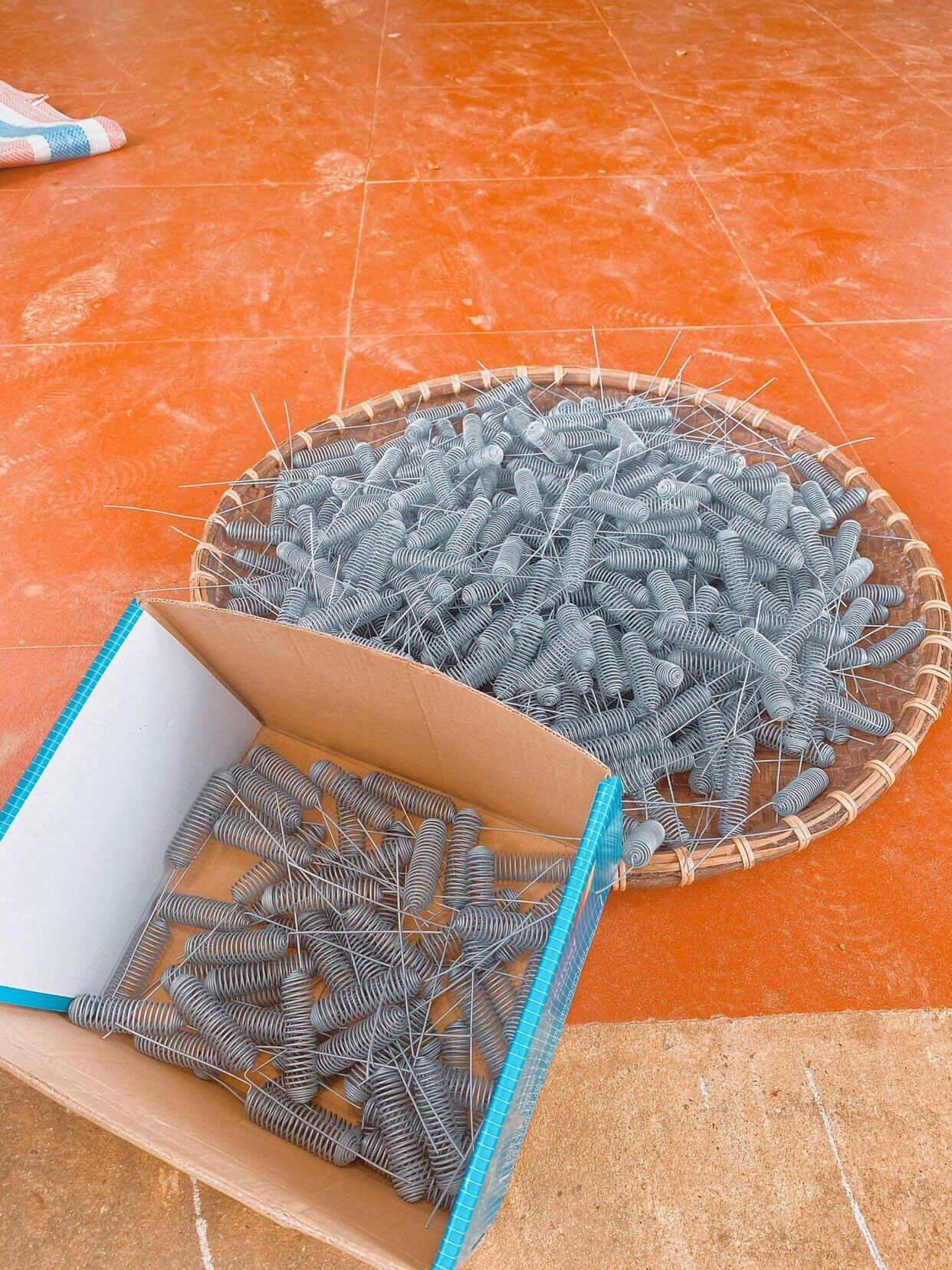 Lồng nhốt ong chúa lò xo