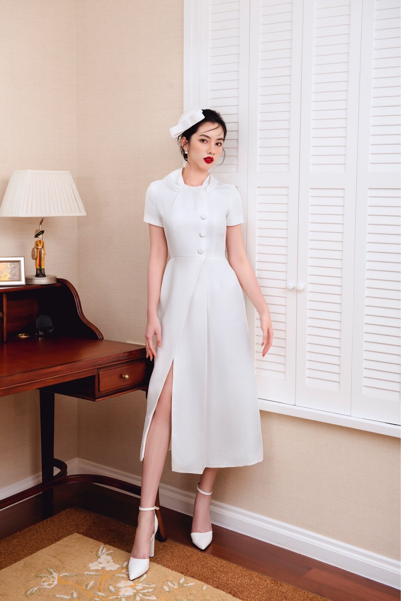 Larmes - đầm trắng xếp li cổ capella