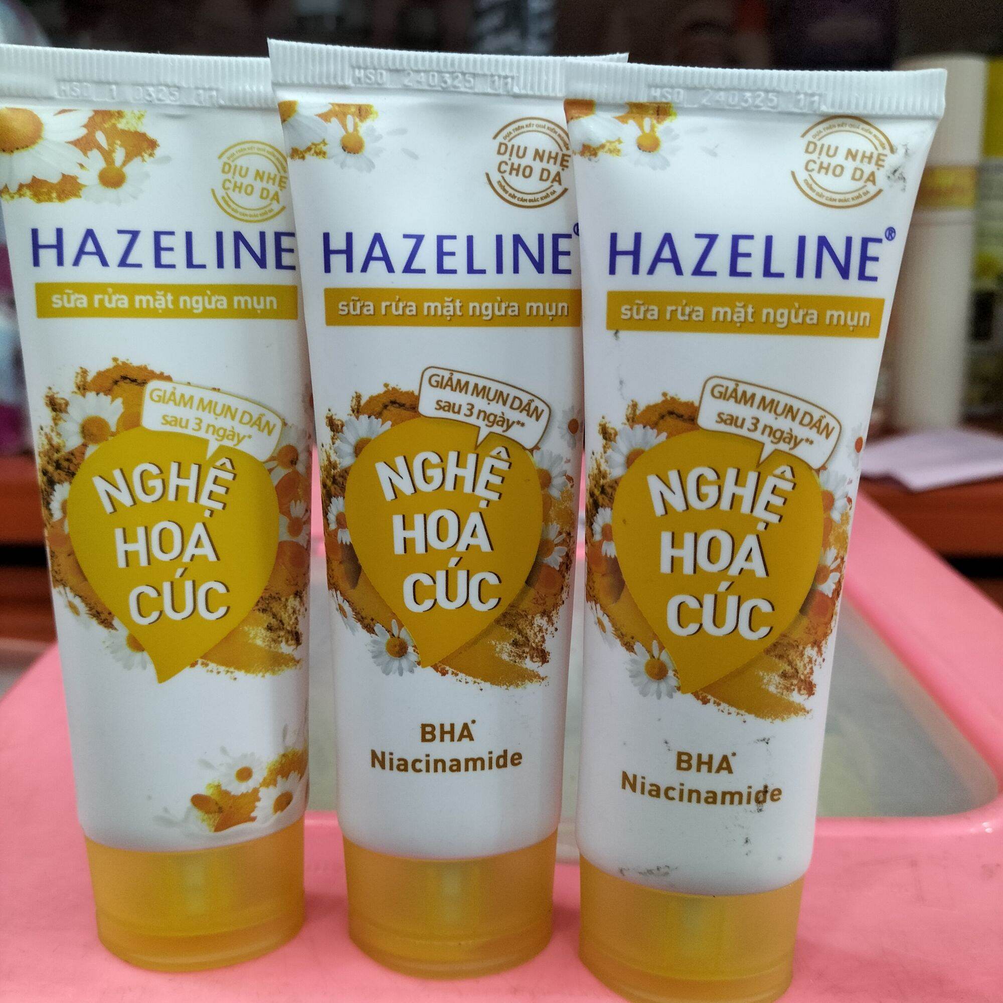 Sữa rửa mặt Hazeline nghệ hoa cúc 50g