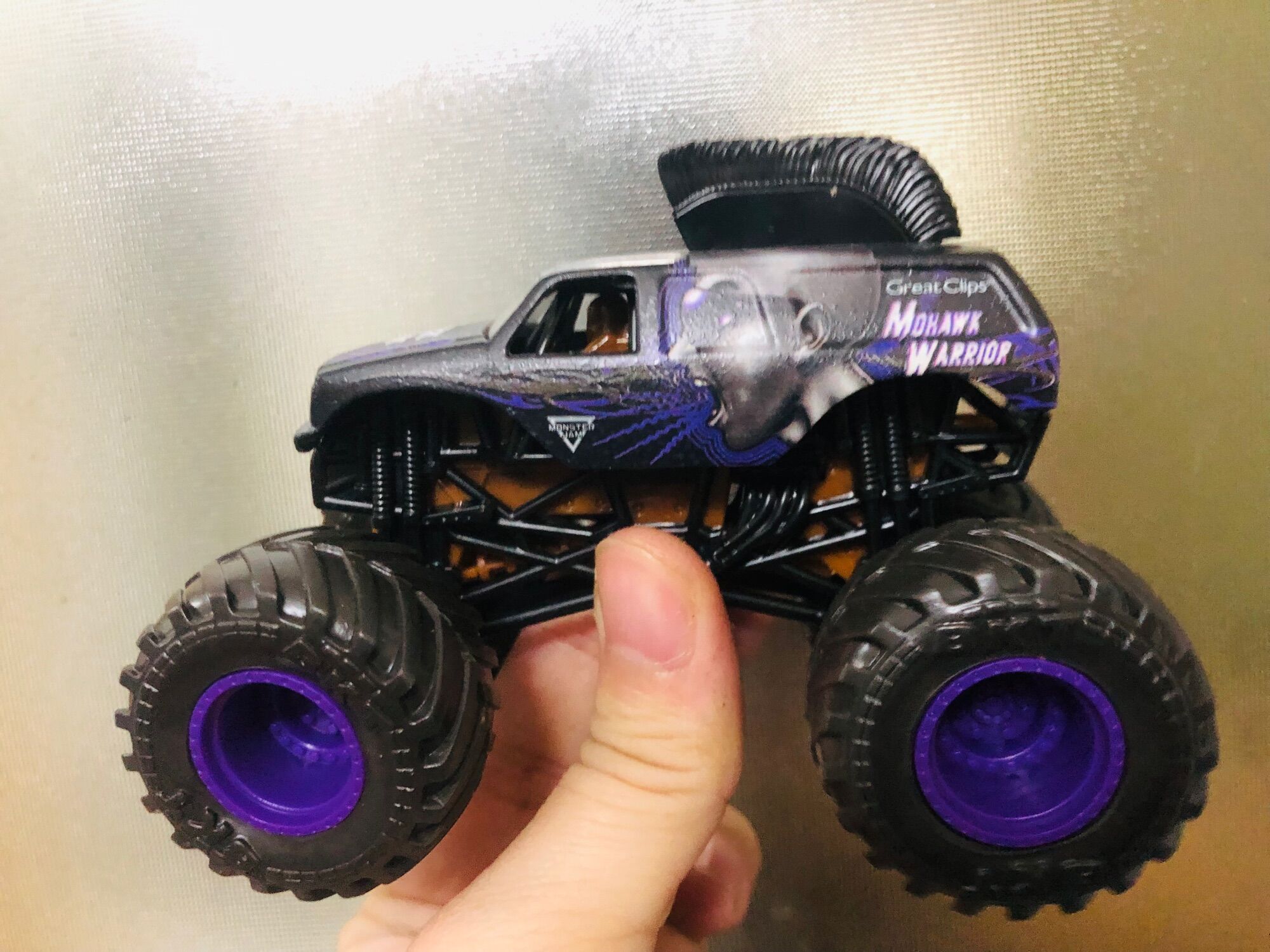 Bộ các xe Monster Jam đổi màu lạnh dạng vảy mới về