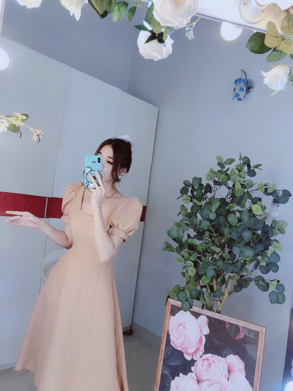 Đầm xoè cổ vuông tay phồng.