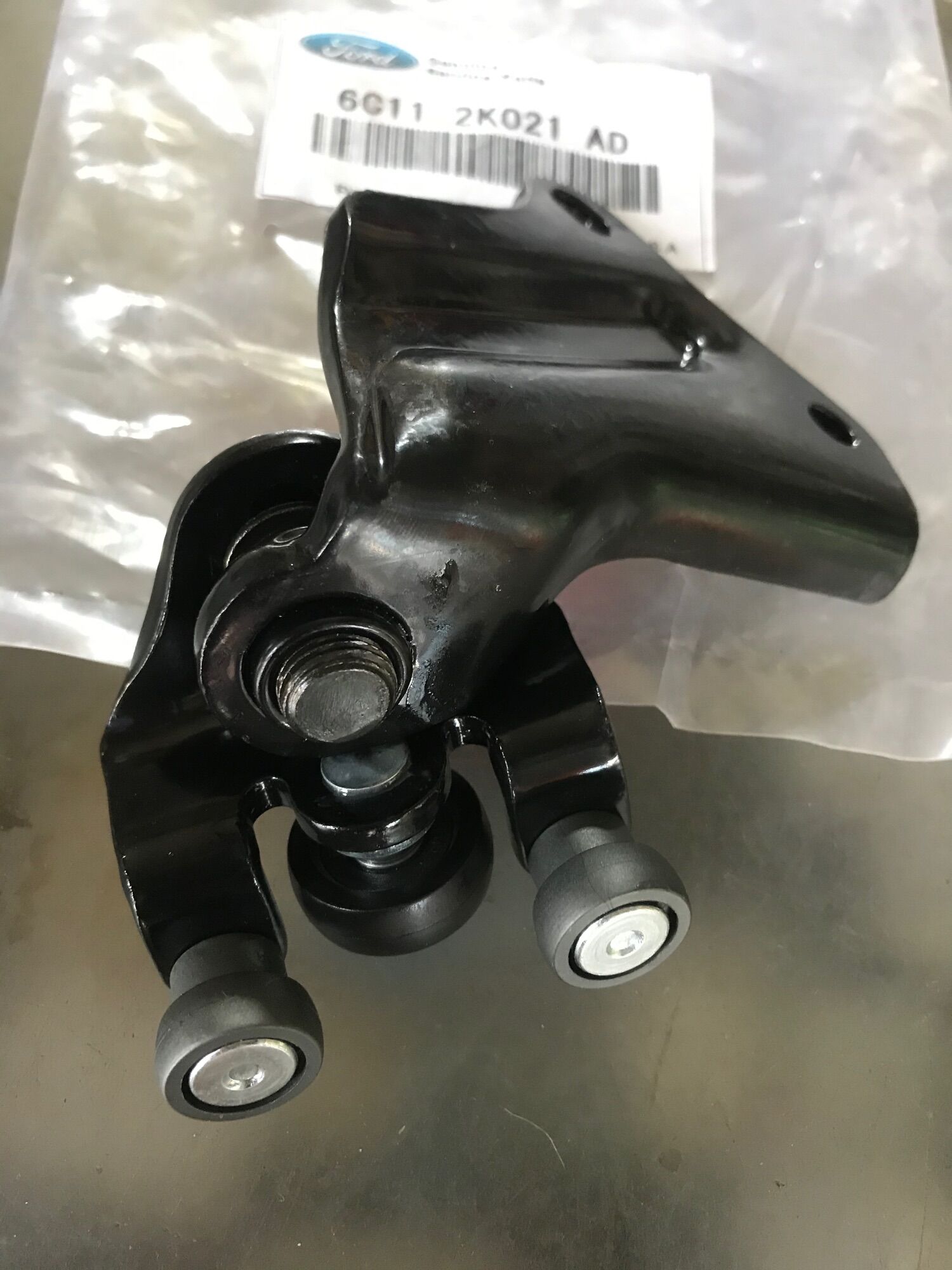 Bát Bạc Đạn (Bi Trượt) Cửa Lùa Ford Transit (Trên)