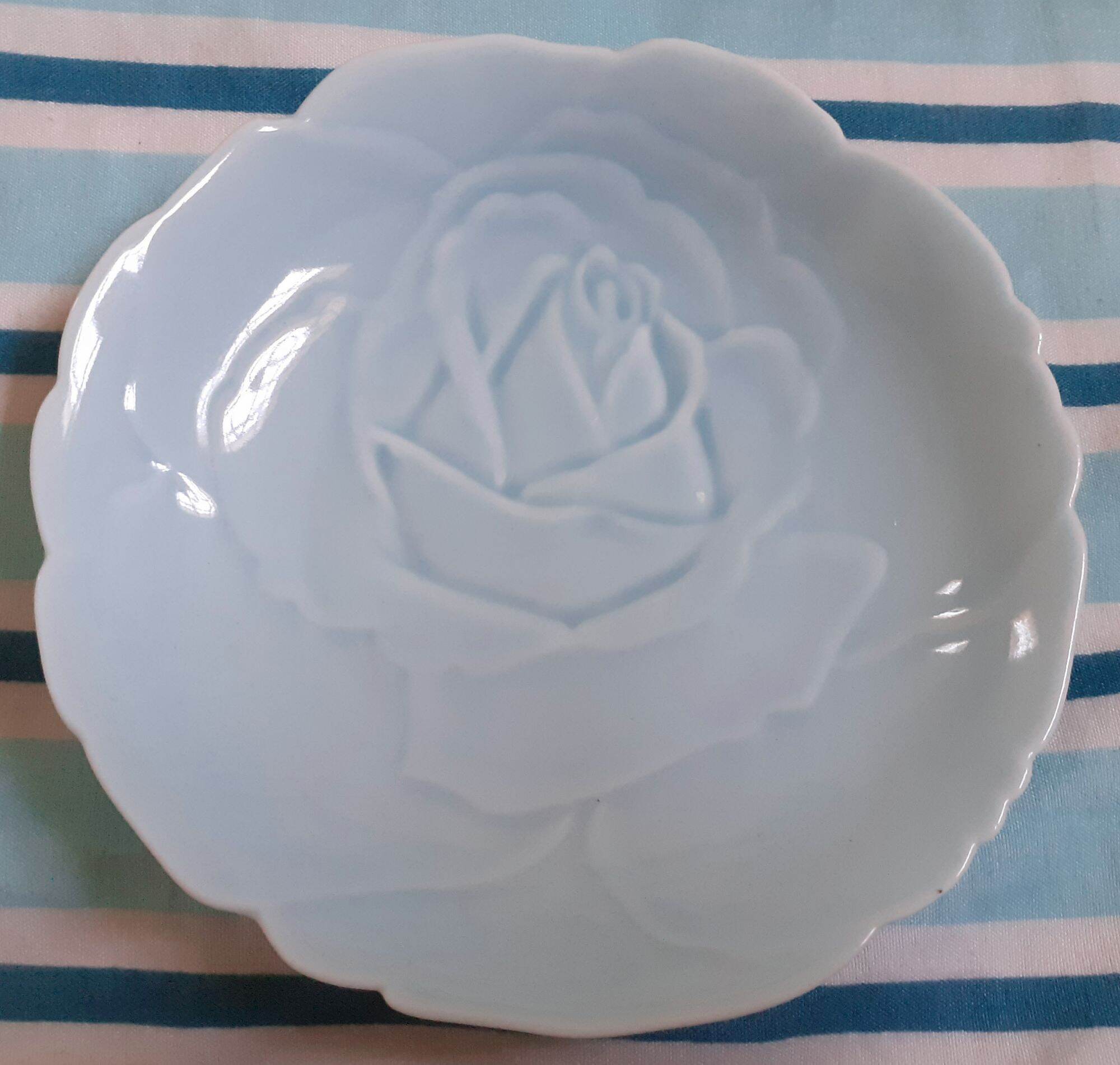 Đĩa gốm sứ hình hoa hồng nổi màu xanh 13cm