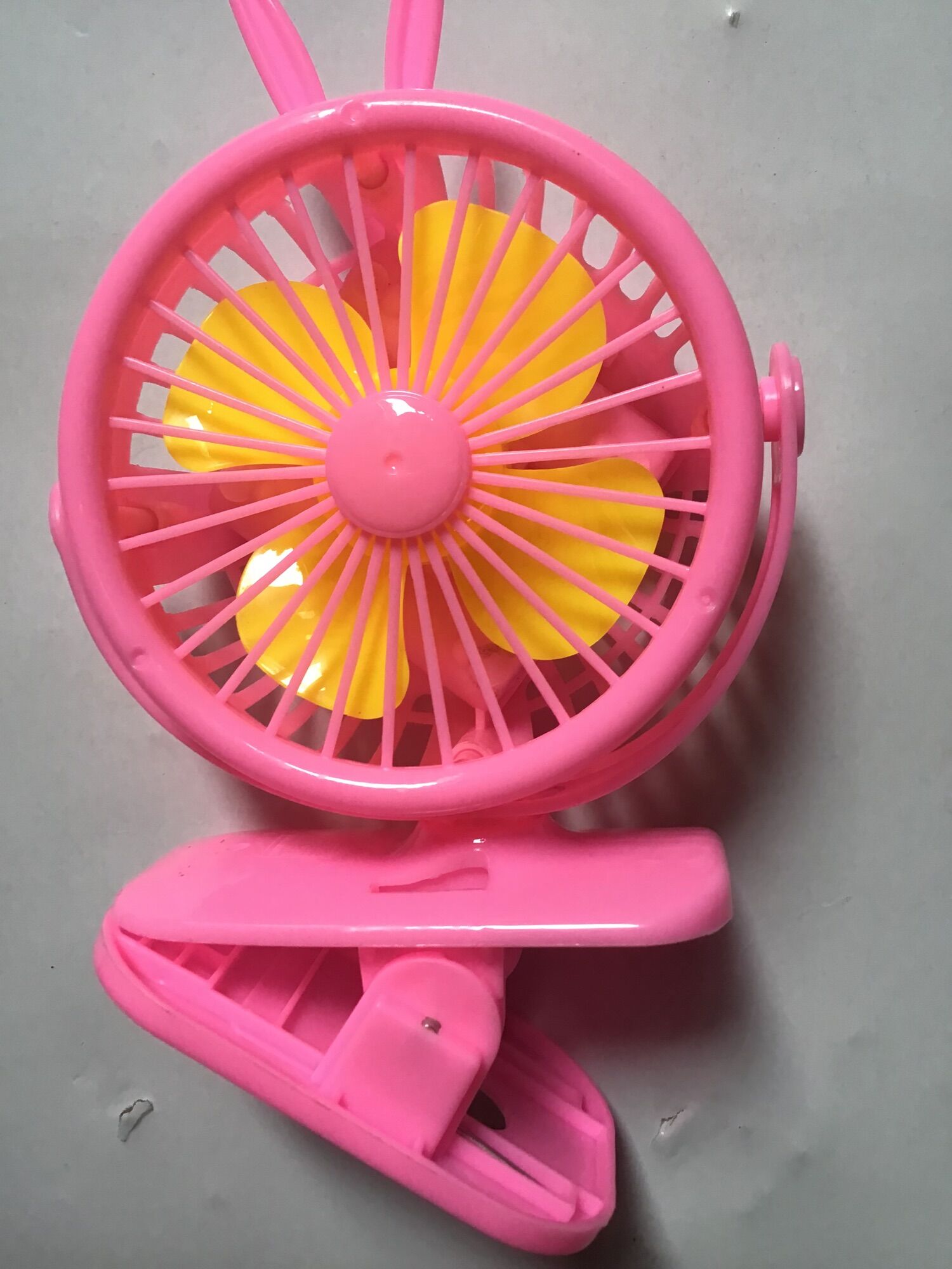 Quạt kẹp xài pin