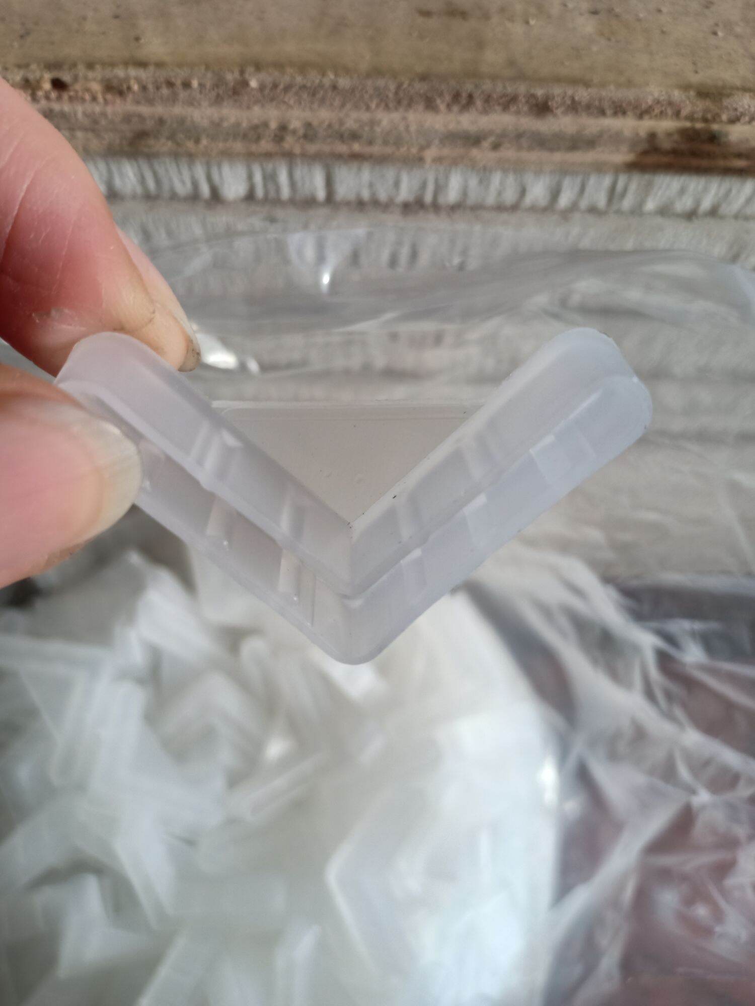 Chân nhựa sắt v lỗ 3*3
