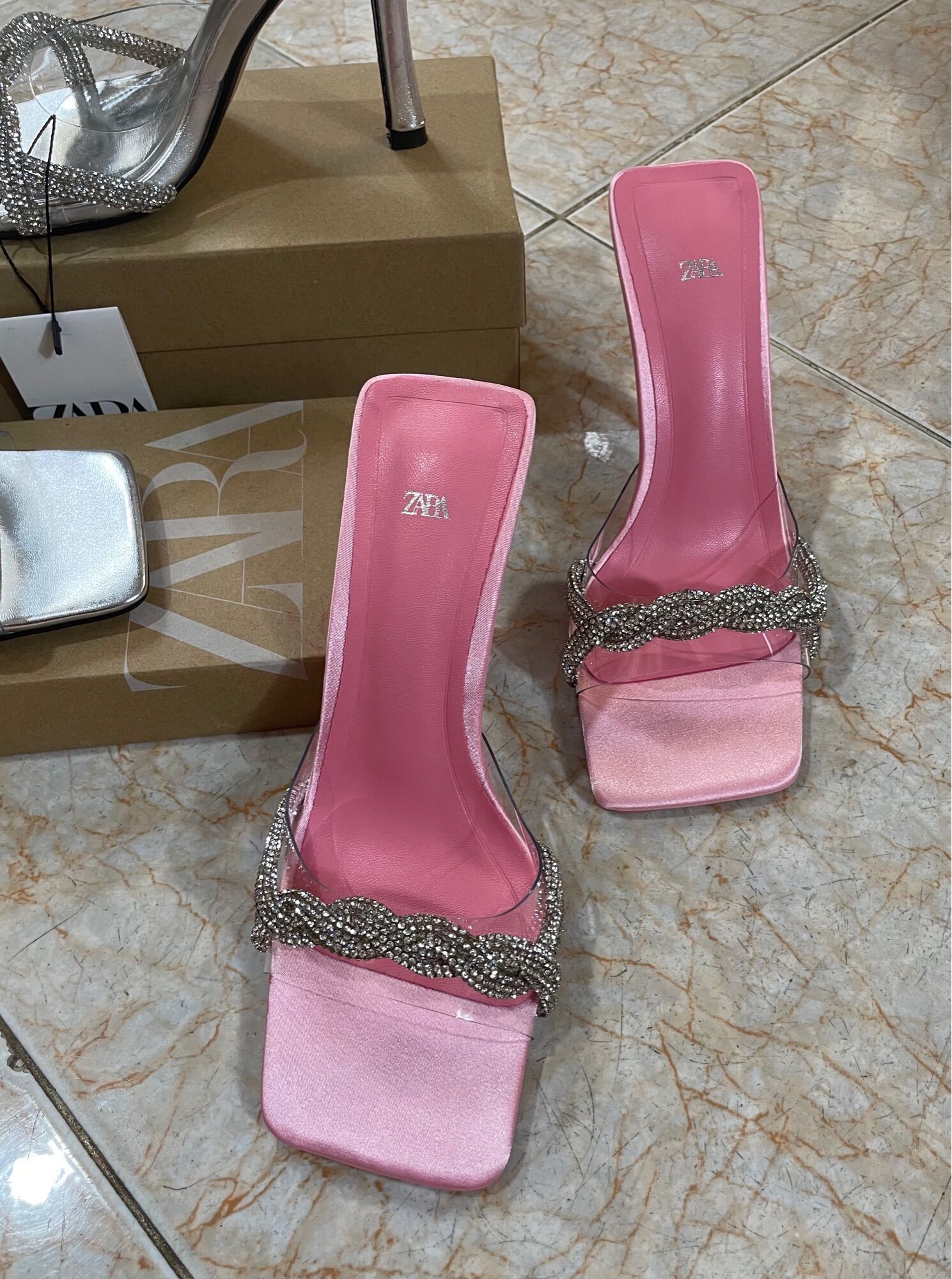 Giày zara xuất xịn quai đá sang sáng 2 màu size 35 đến 39