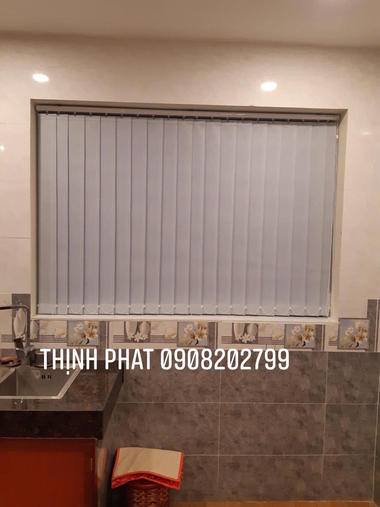 Rèm lá dọc che nắng cửa sổ văn phòng