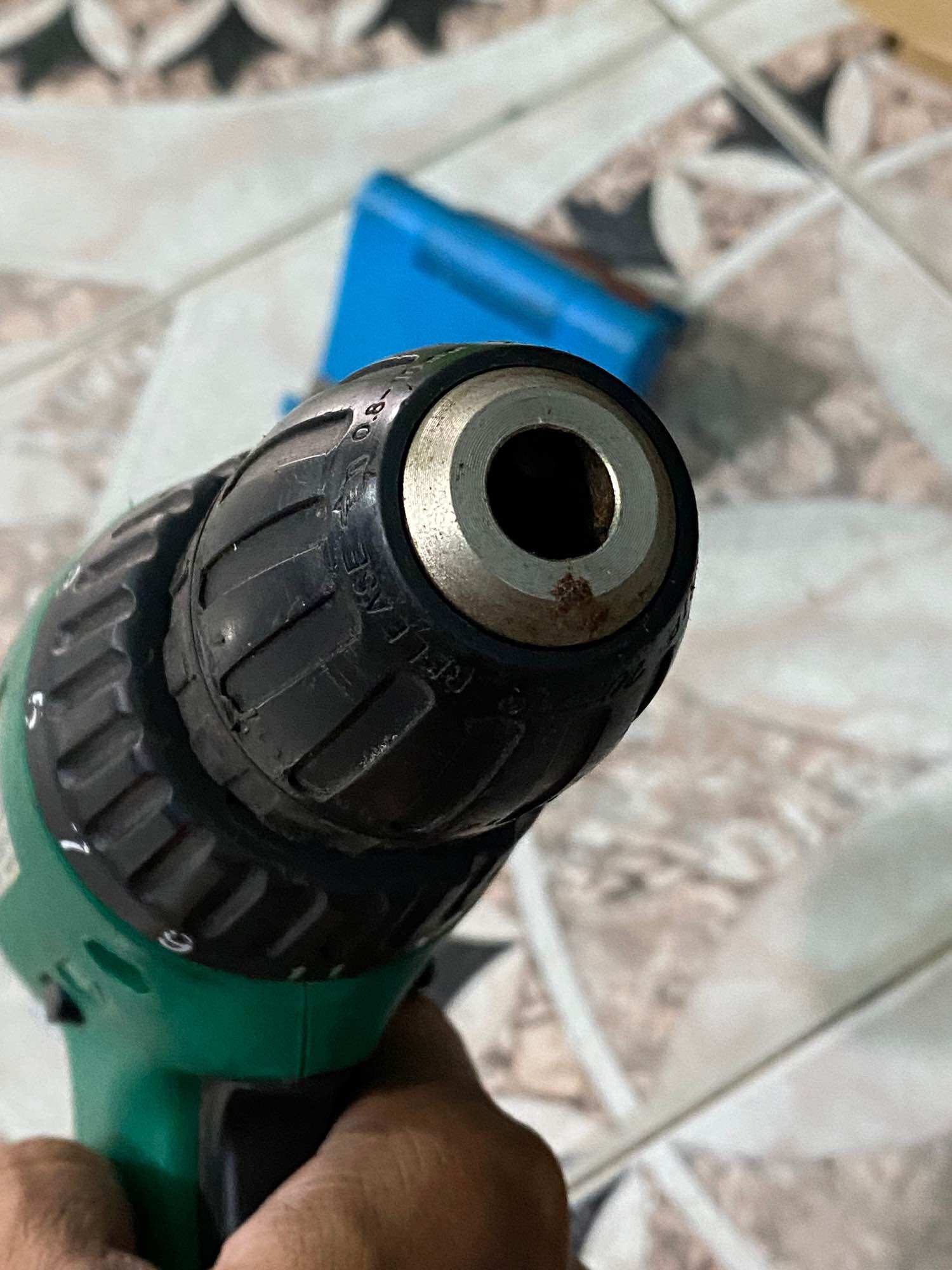 Máy khoan pin 12v Makita.