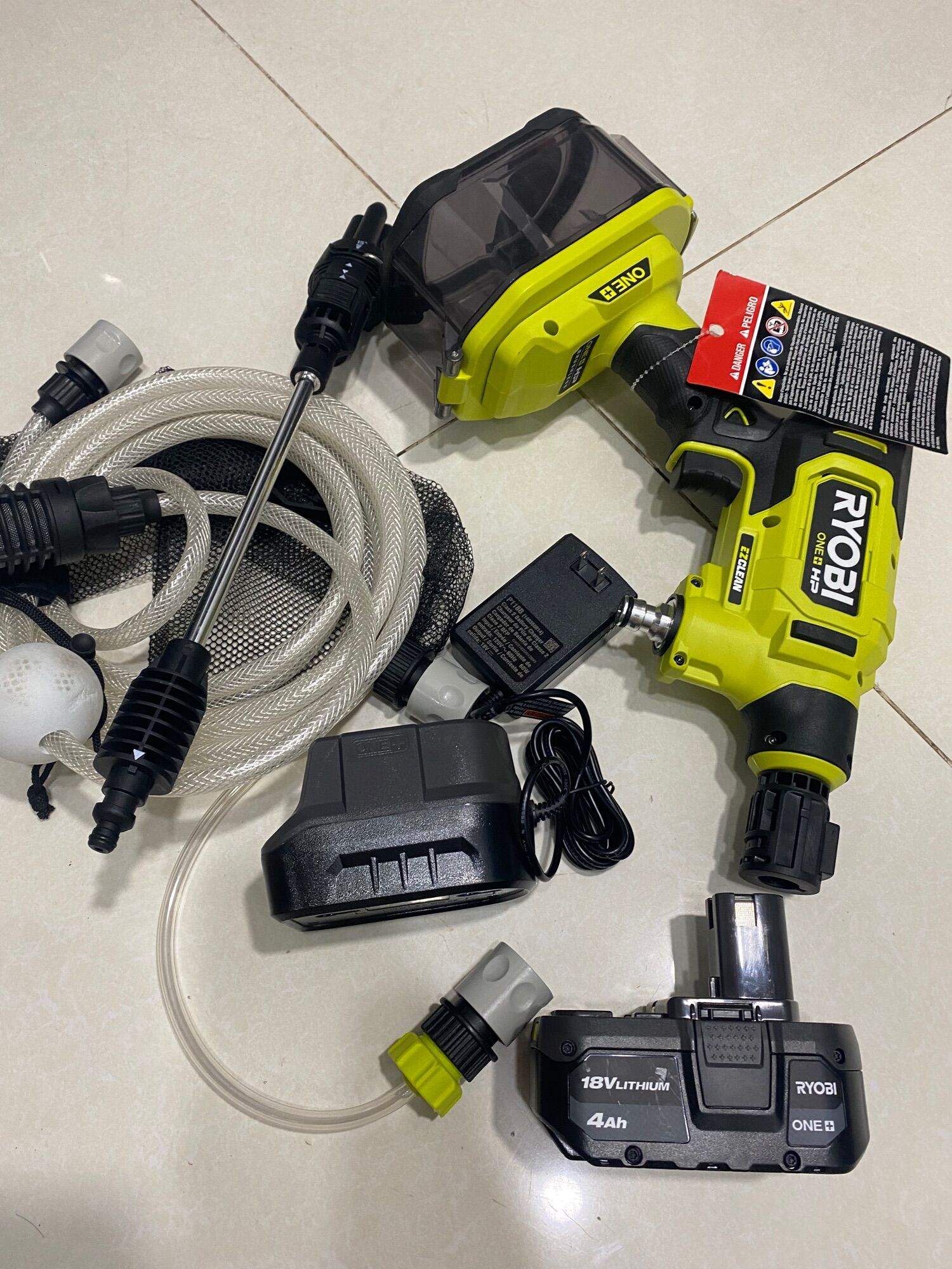 May rửa xe pin 18v