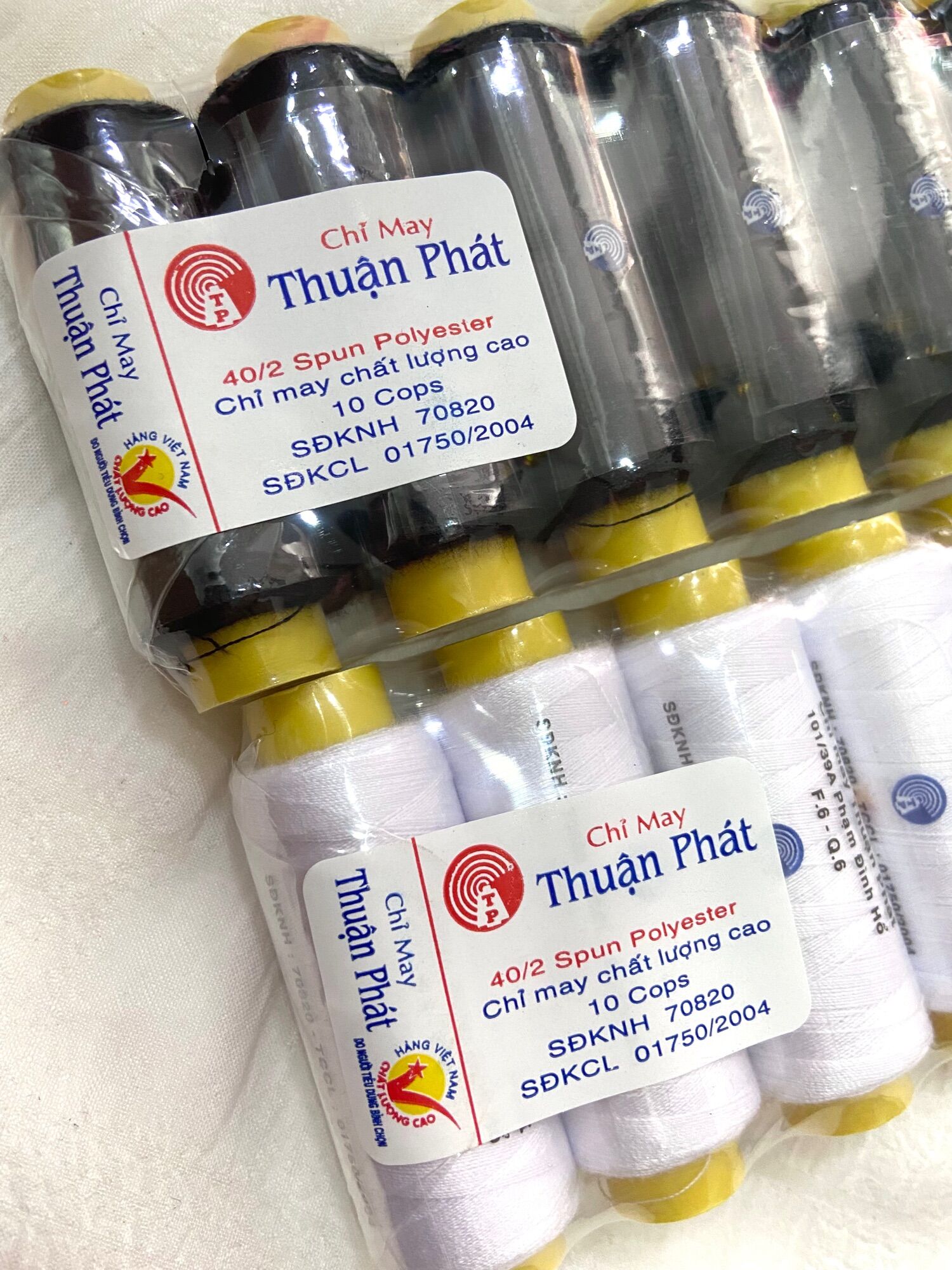 Chỉ trắng chỉ đen cuộn nhỏ