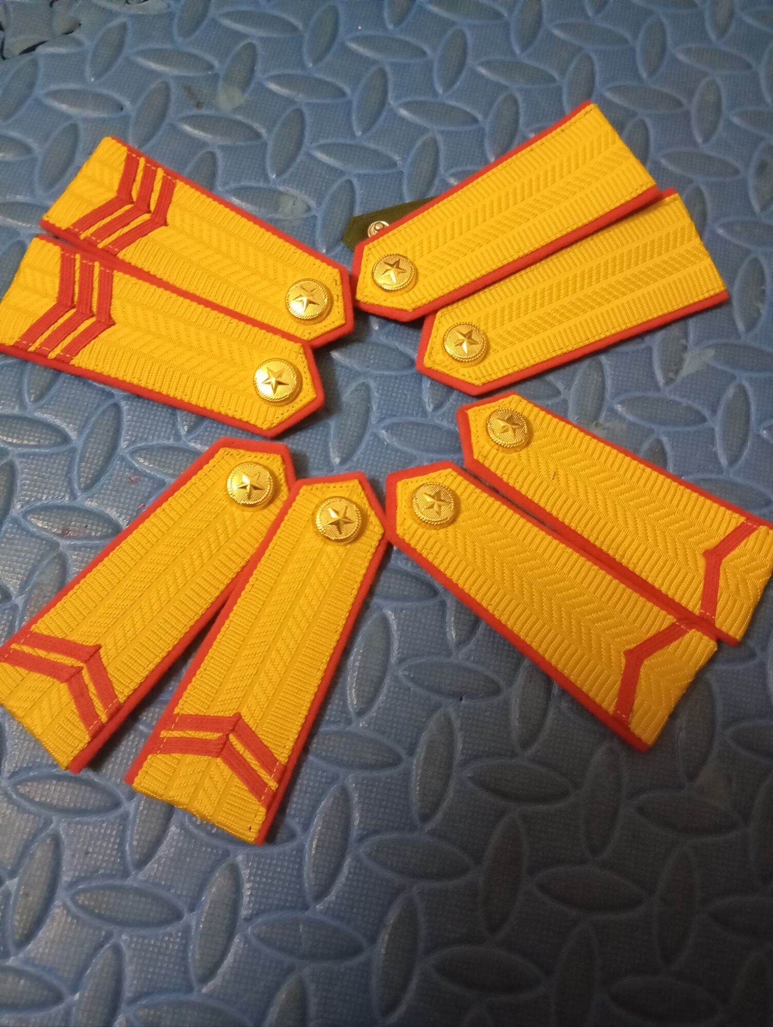 Cầu vai bảo vệ, giáo viên, giảng viên văn phòng nền vàng viền đỏ gắn vai áo