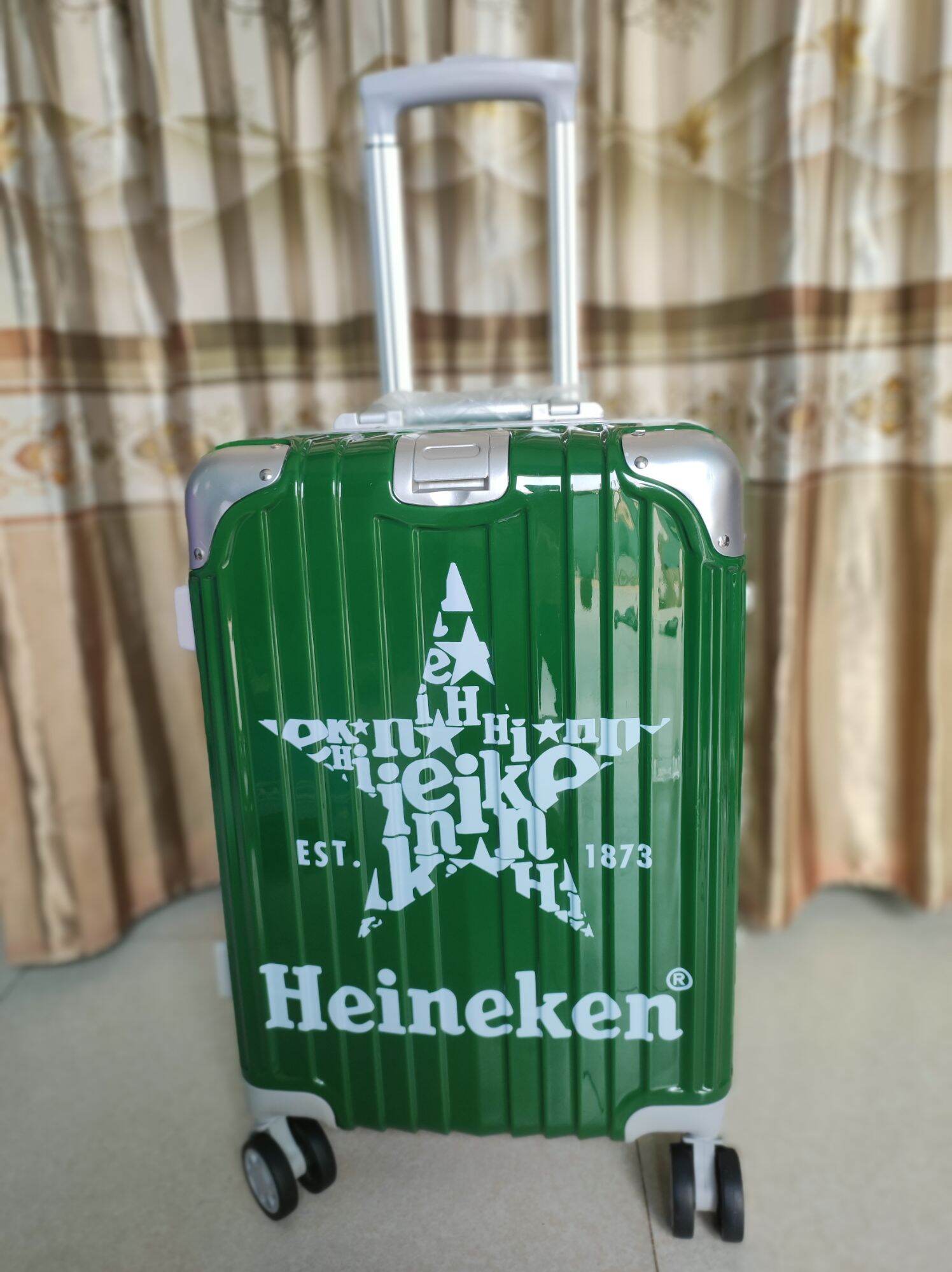 Vali Heineken trưng bày xước nhẹ mới 98%