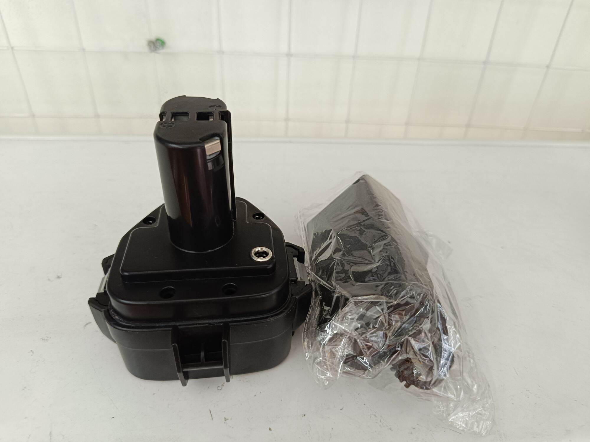 Pin makita 12v chọt 5Ah thay thế máy bãi