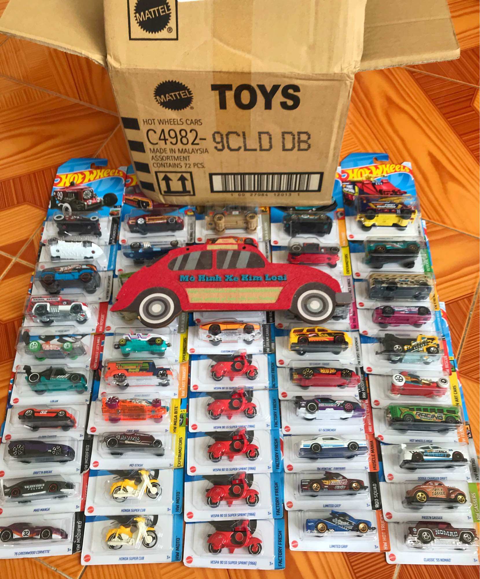 Mô hình xe hot wheel bằng sắt tỉ lệ 1/64