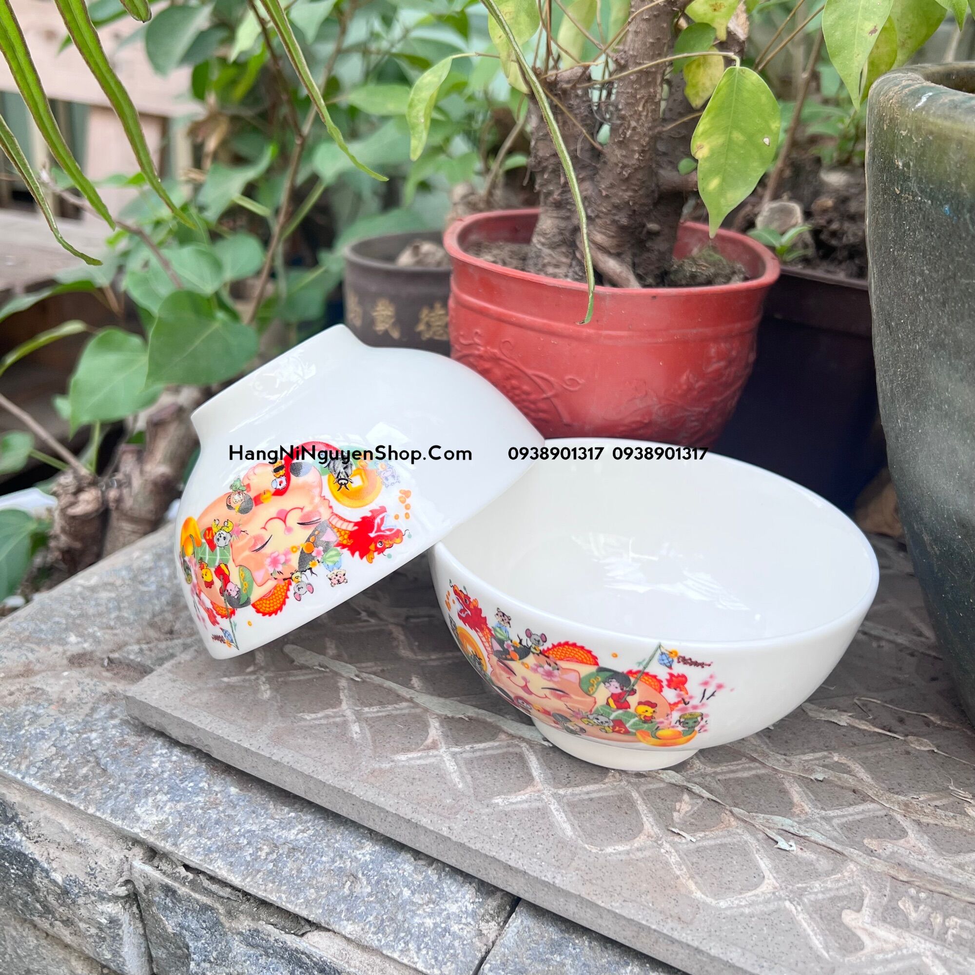 Hộp 2 cái chén sứ hoa văn