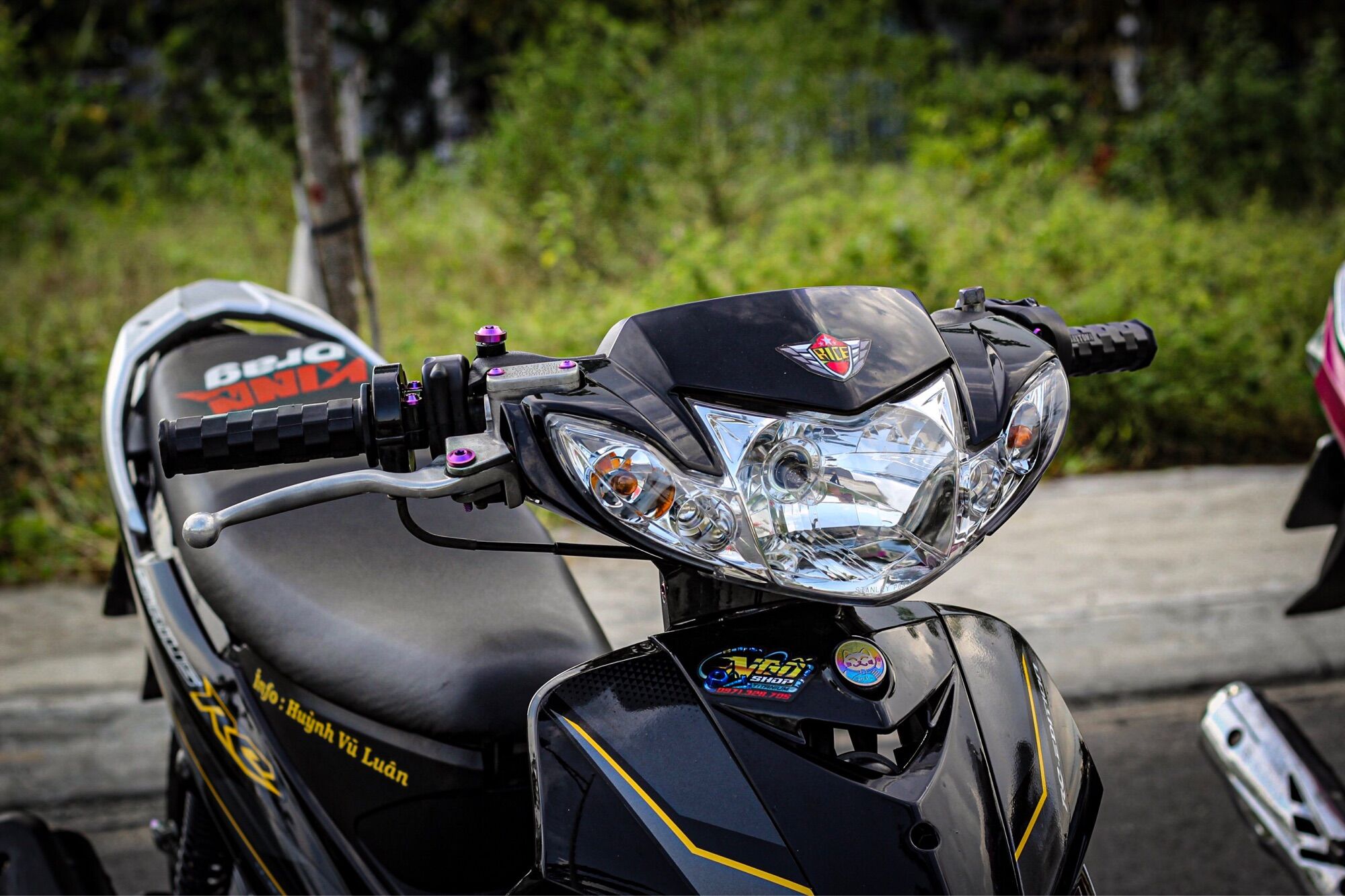 Tem sirius RC chỉ vàng