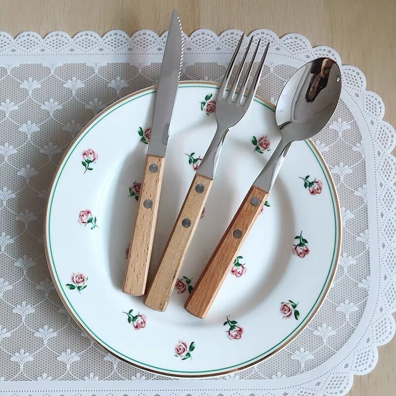 Set dao, thìa, nĩa cán gỗ phong cách Hàn Quốc.