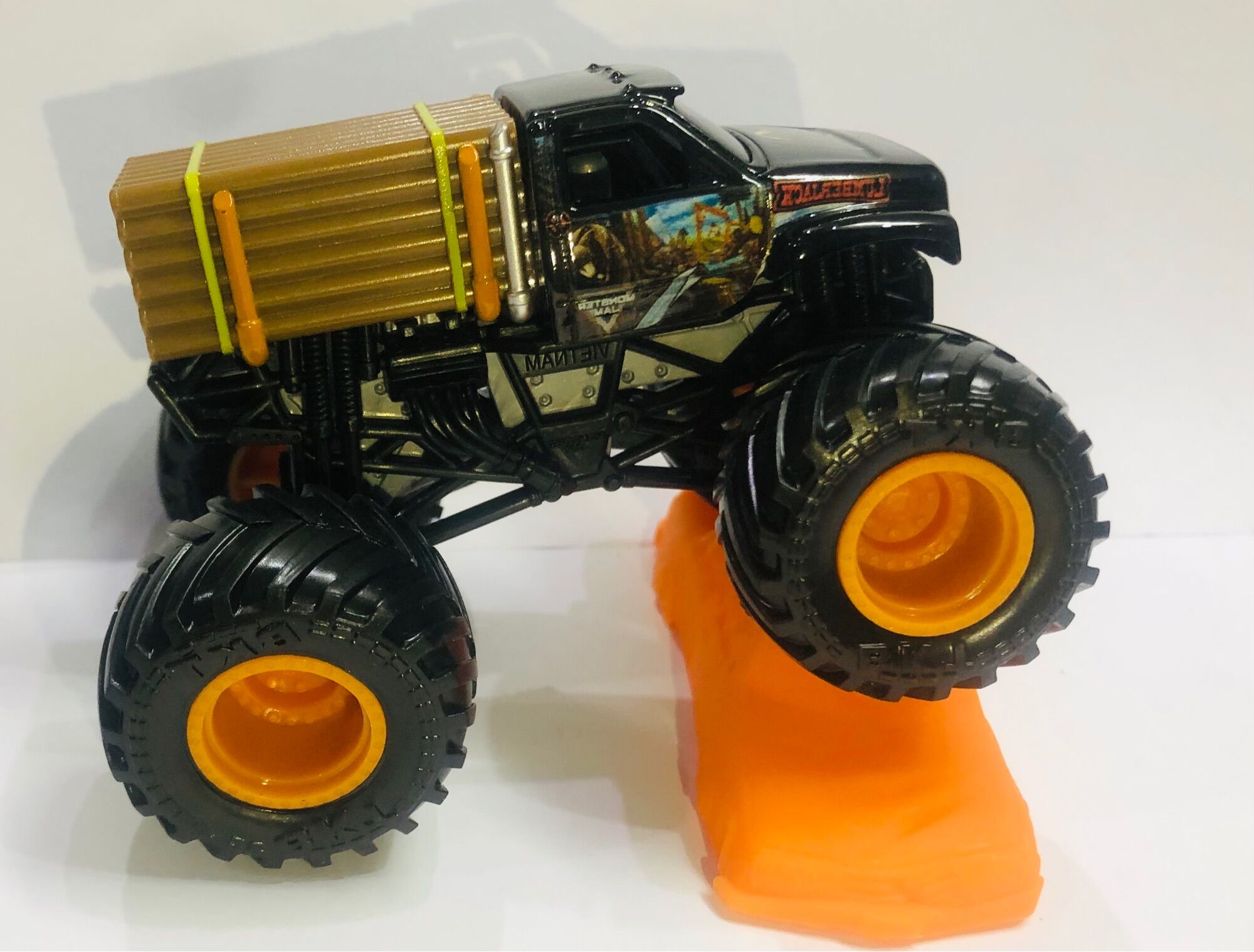 Xe Monster Jam numberjack + gờ chắn vàng fullbox