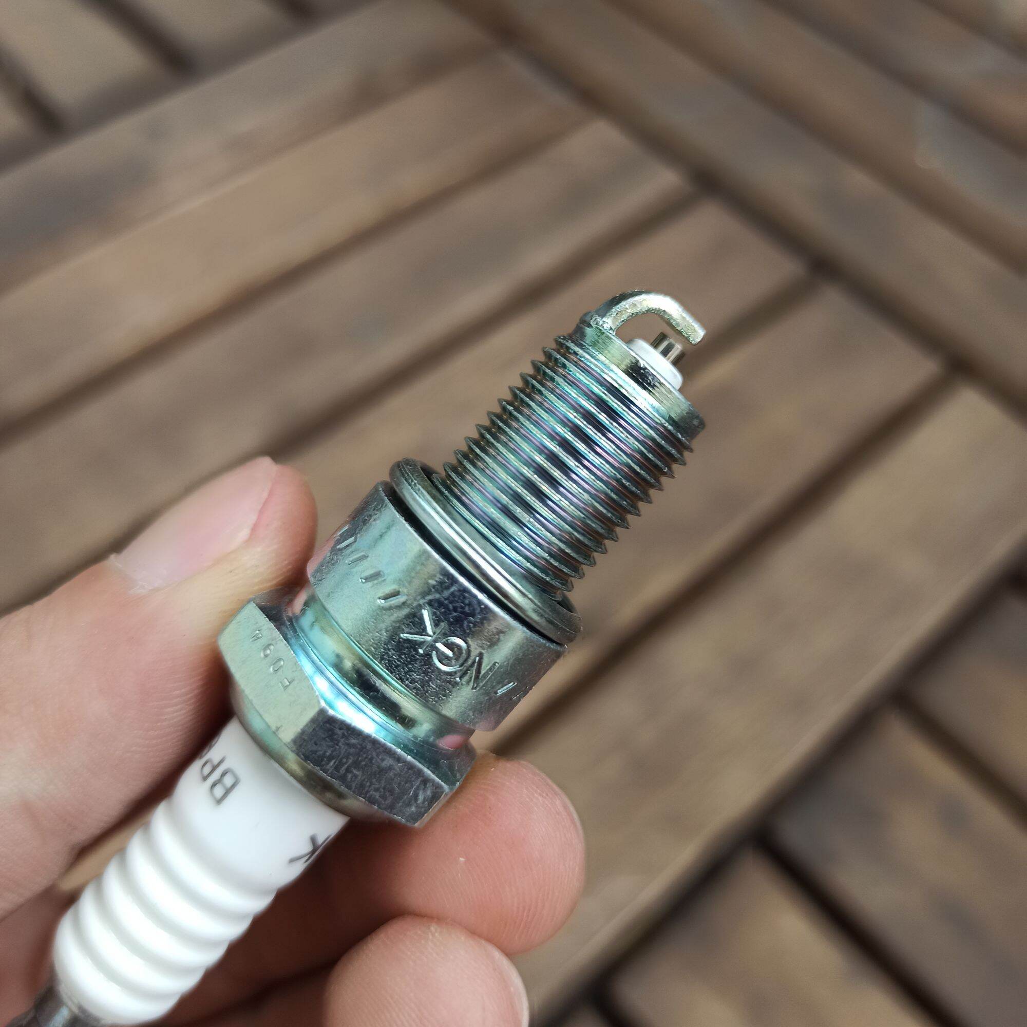 Bugi NGK niken - BP6ES ( chân dài, ren 14mm)