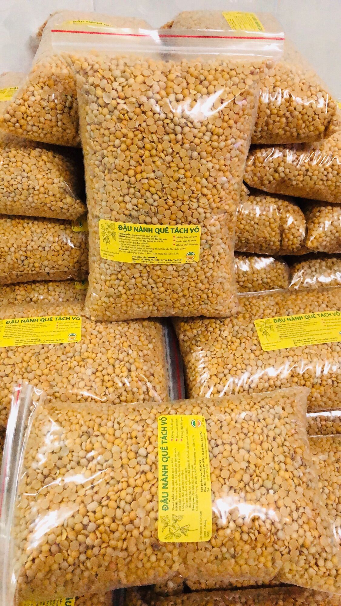 Đậu nành cà sạch 95% vỏ và đã được tách đôi hạt. Giúp thời gian ngâm đậu ngắn hơn và không cần chà vỏ sau ngâm.