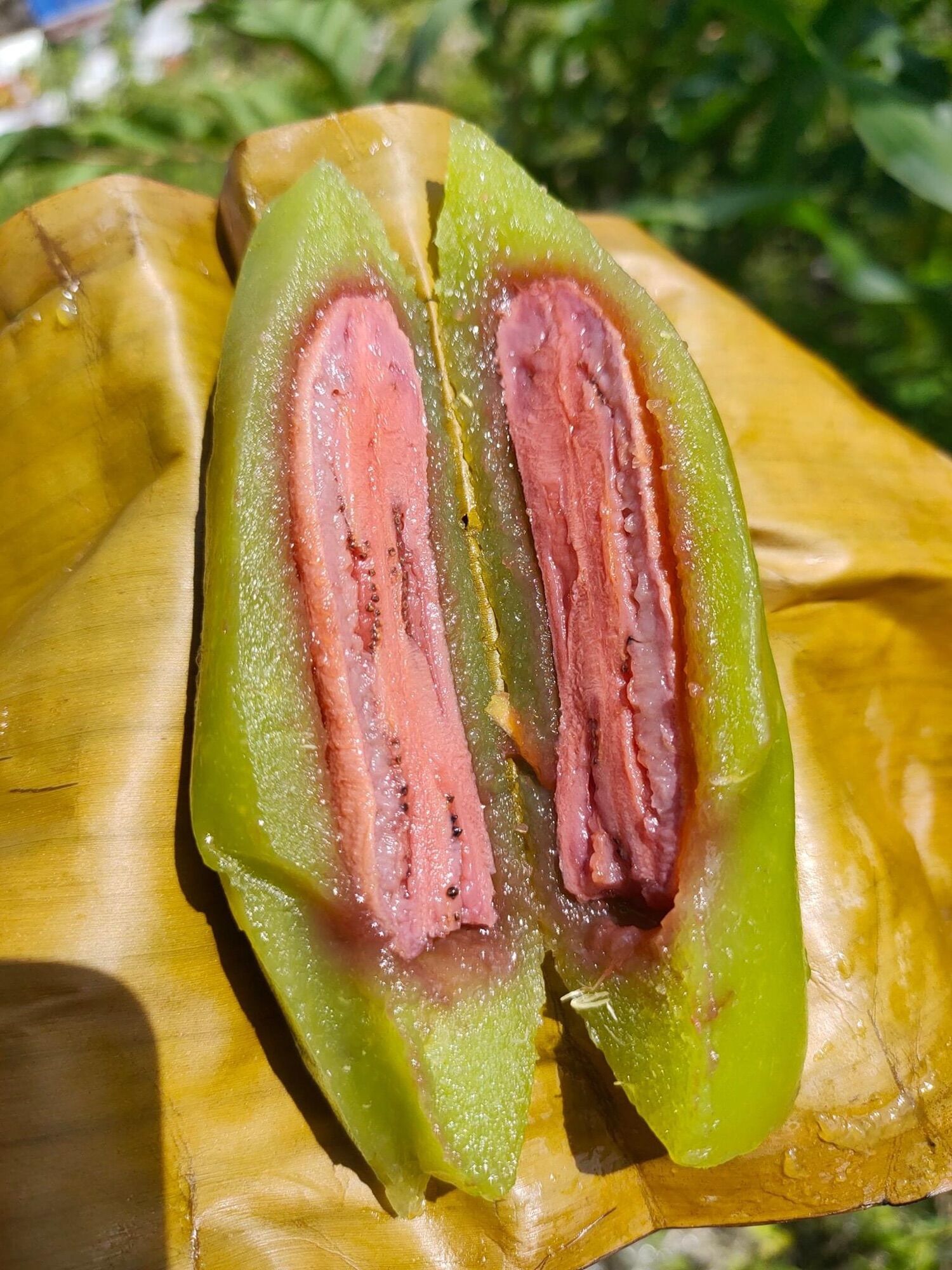 2 cái bánh khoai mì nhân chuối lá dứa