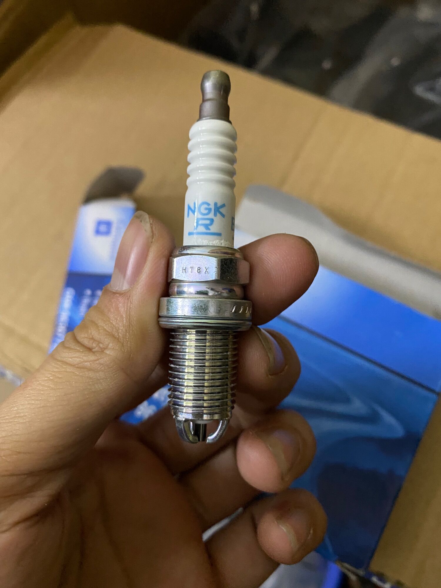 Bugi đánh lửa Magnus 2.5 xịn Gm:96307729