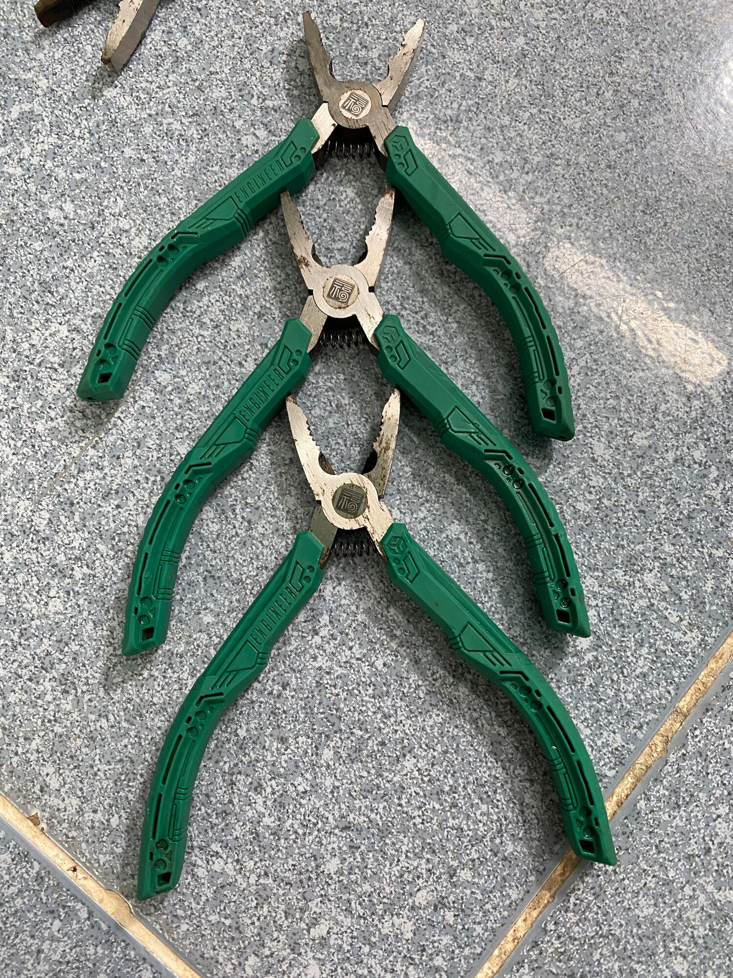 Kềm mở ốc hư engineer.