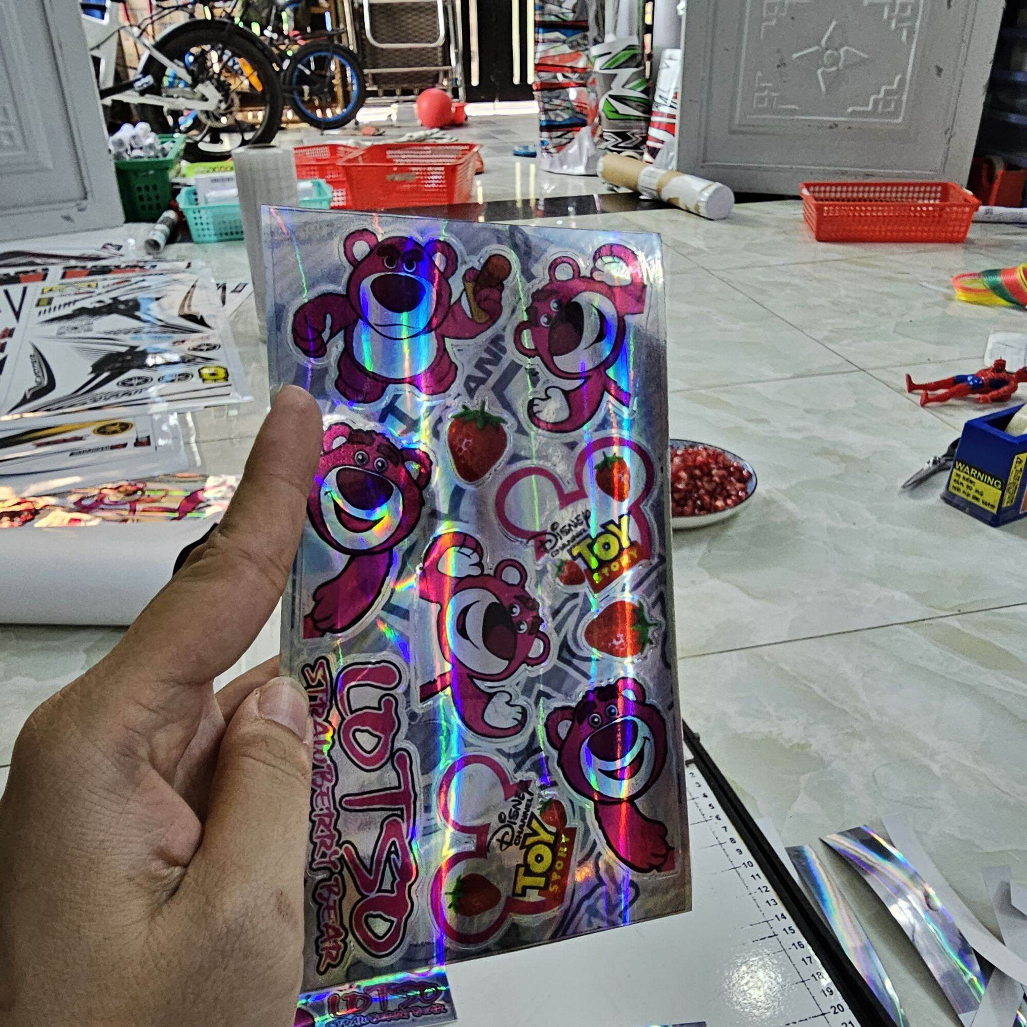 Combo set tem sticker logo gấu dâu lotso 7 màu 9x16cm dán trang trí xe máy