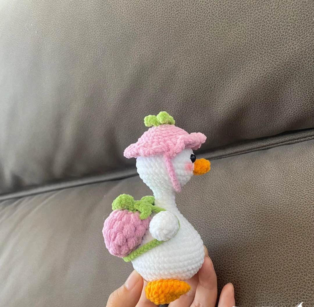 Vịt đi học đeo balo dâu dễ thương handmade len