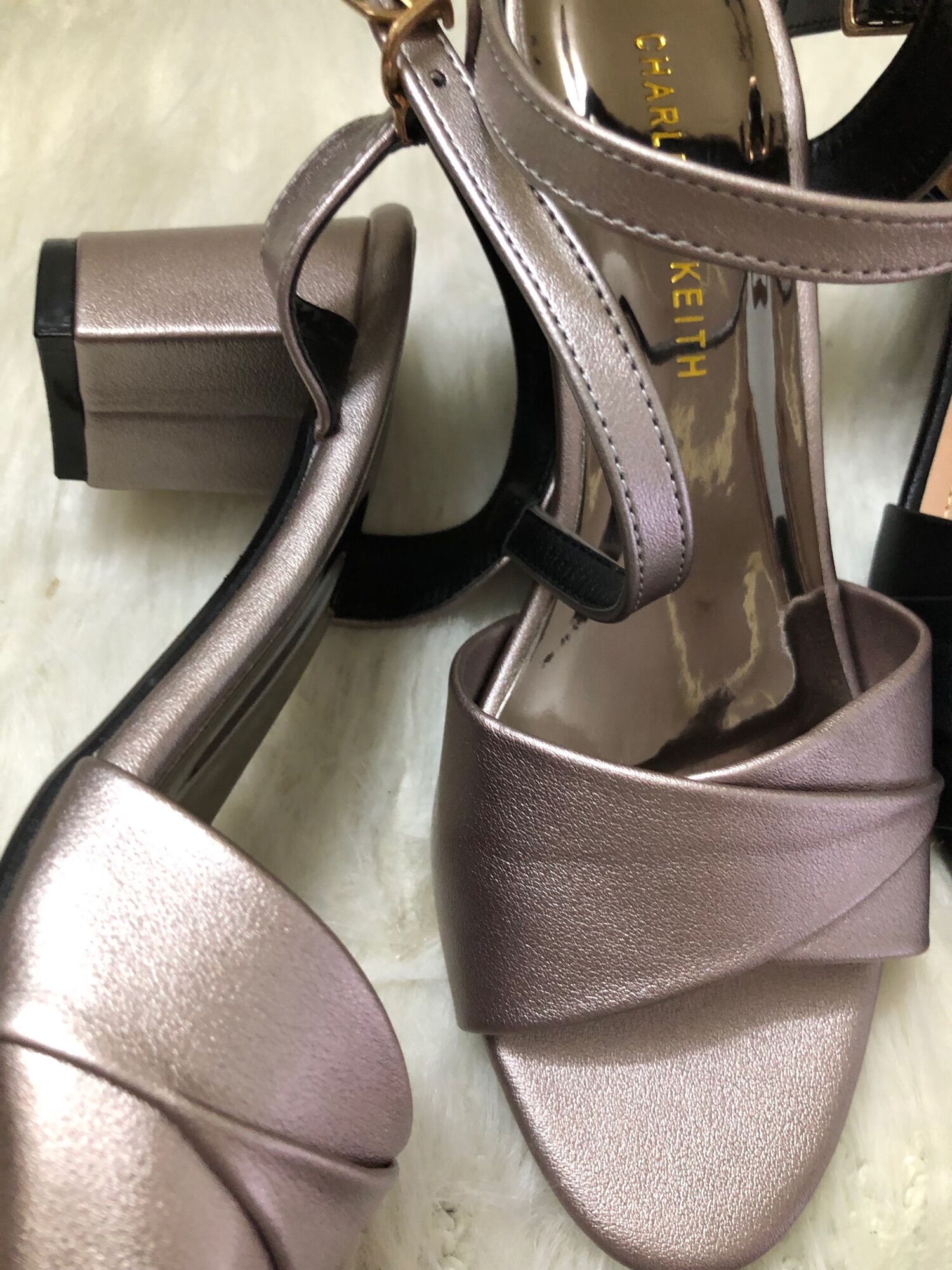 Sandal quai hậu. Da mềm rất êm chân.