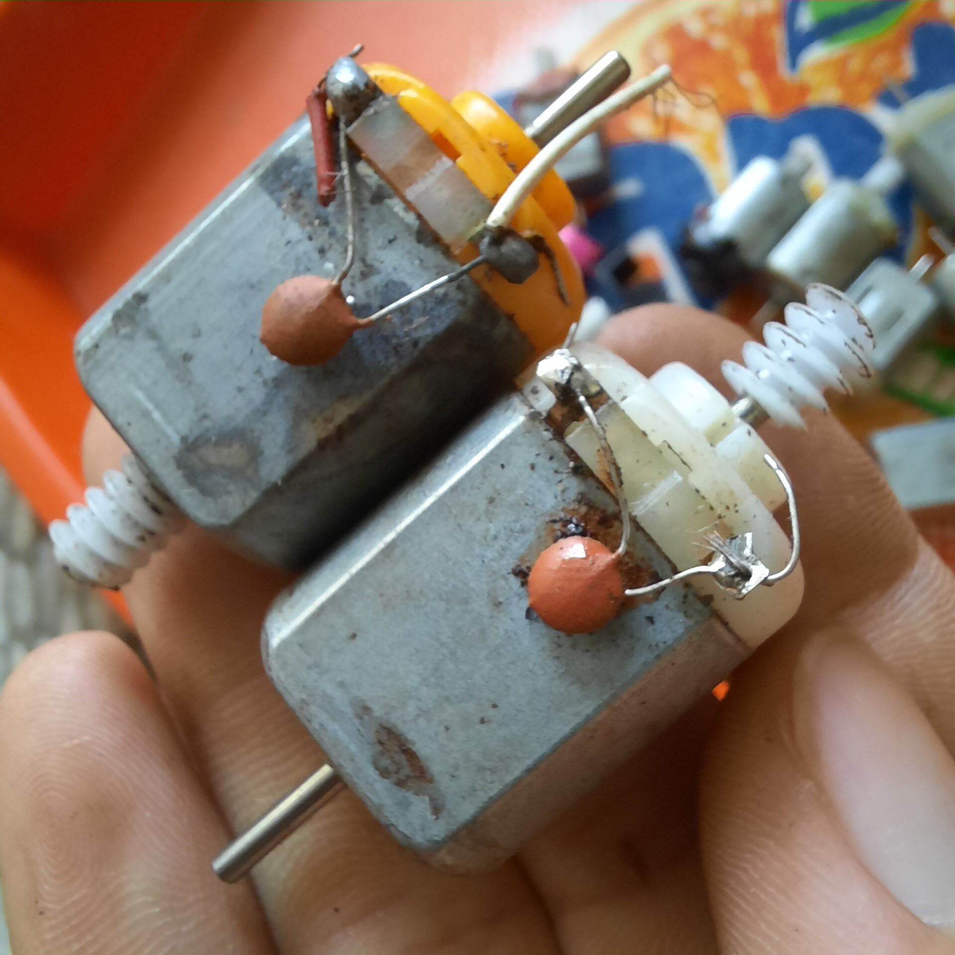 2 con motor 130 2 đầu trục ...tháo trong đồ chơi giá rẻ