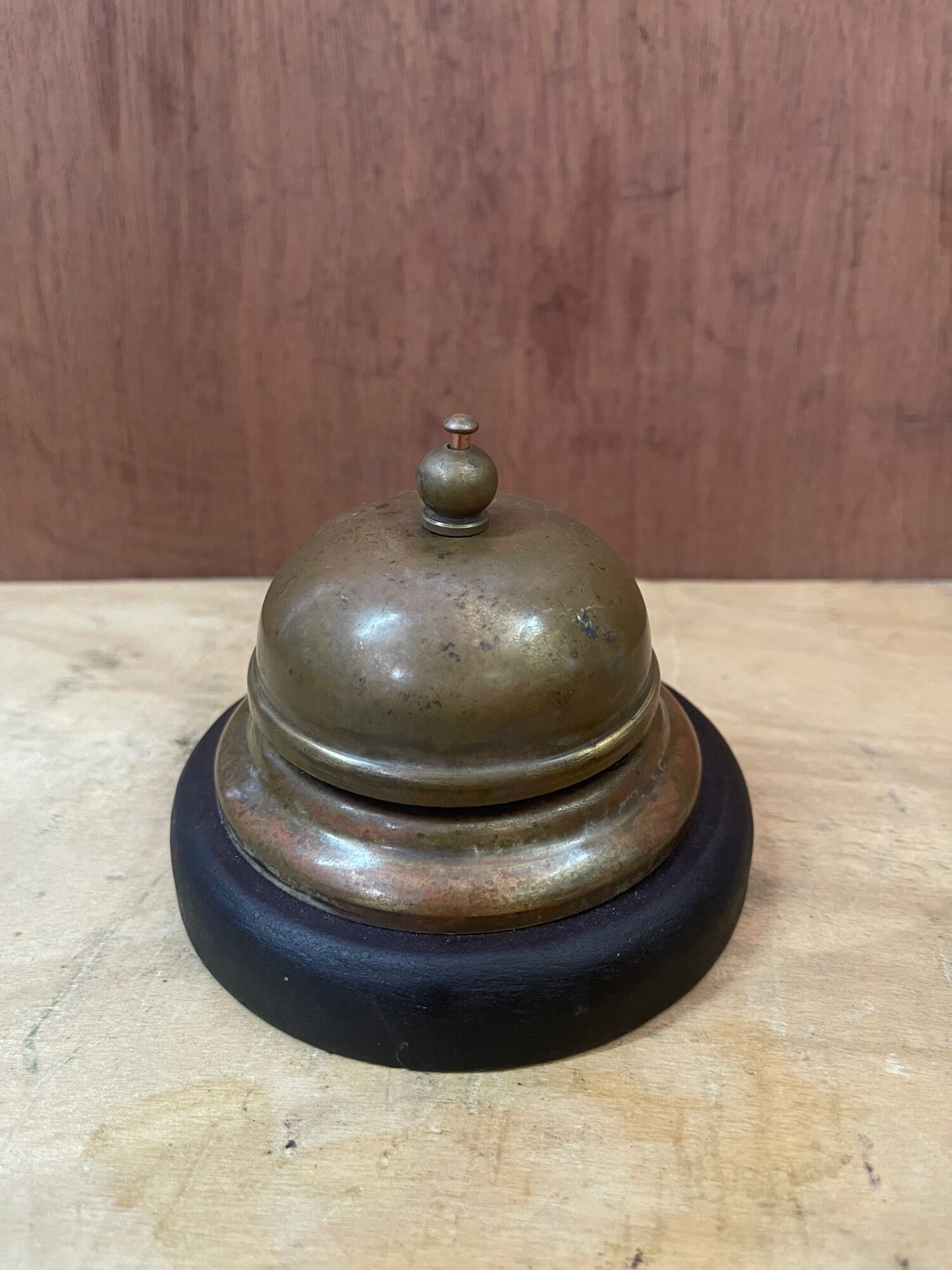 Chuông để bàn bằng đồng đế gỗ